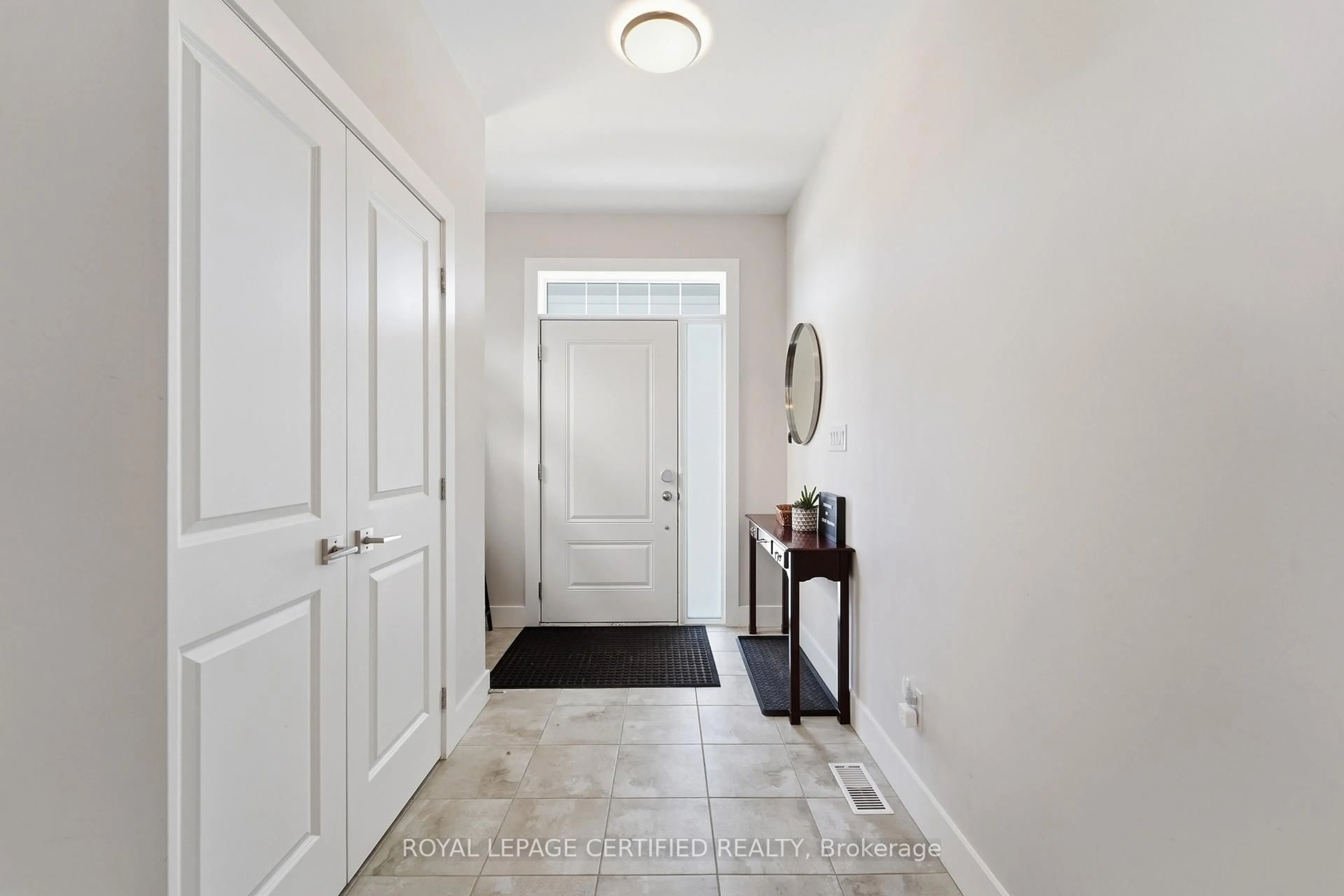 Indoor entryway for 146 Sycamore St, Blue Mountains Ontario L9Y 4E4