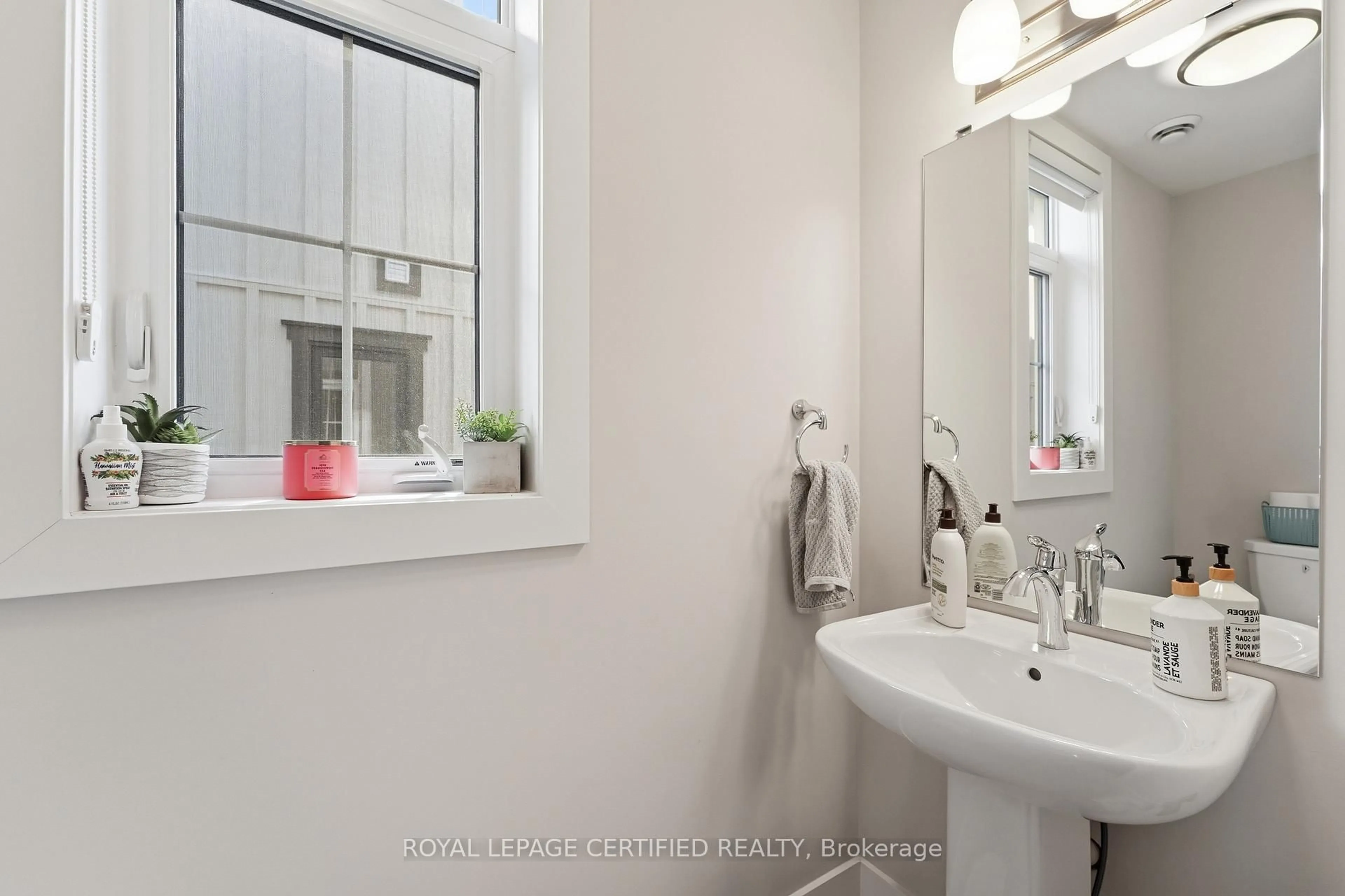 Standard bathroom, ceramic/tile floor for 146 Sycamore St, Blue Mountains Ontario L9Y 4E4