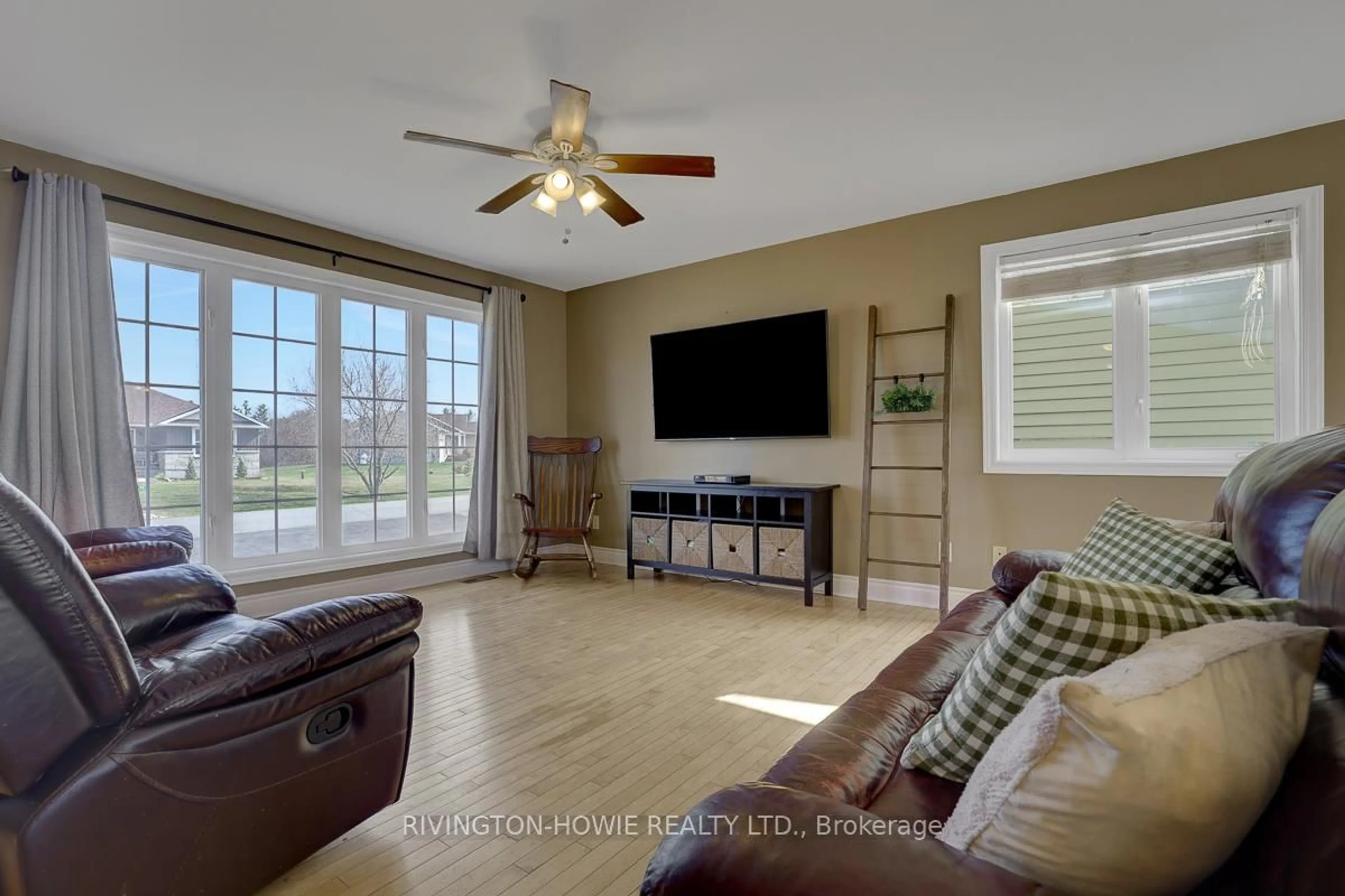 Living room with furniture, unknown for 55 Creek Dr, Fitzroy Harbour Ontario K0A 1X0