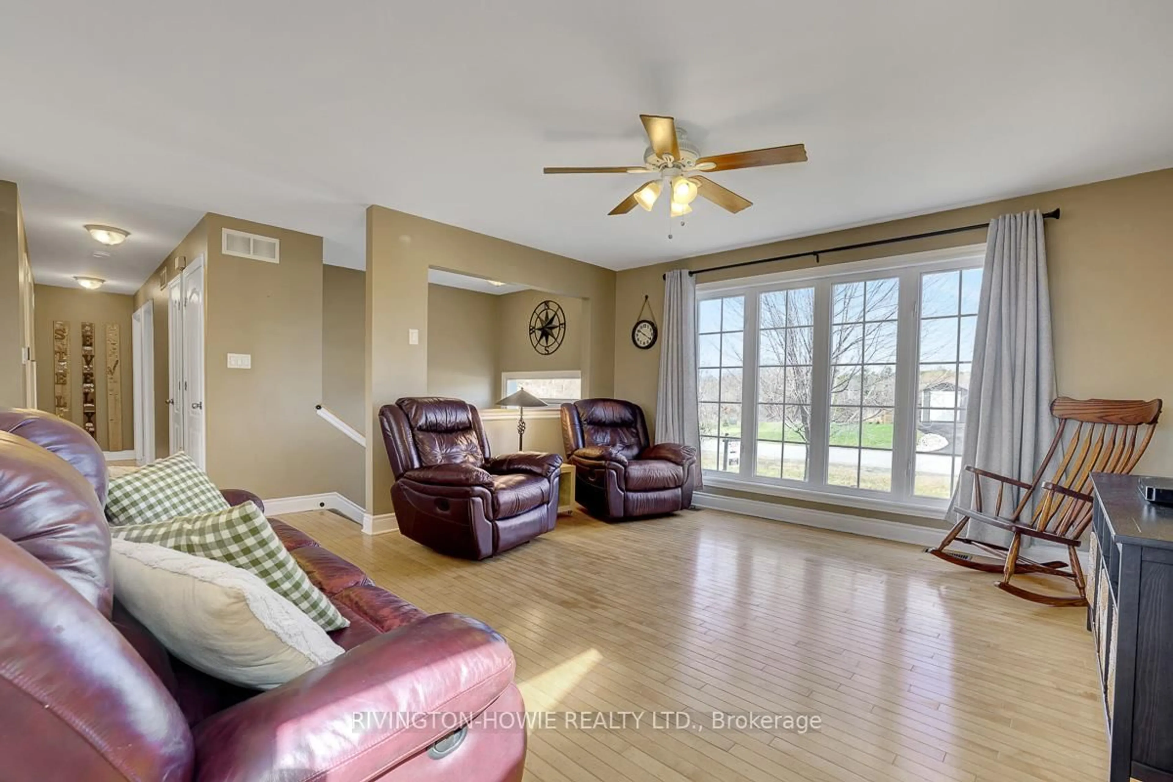 Living room with furniture, unknown for 55 Creek Dr, Fitzroy Harbour Ontario K0A 1X0
