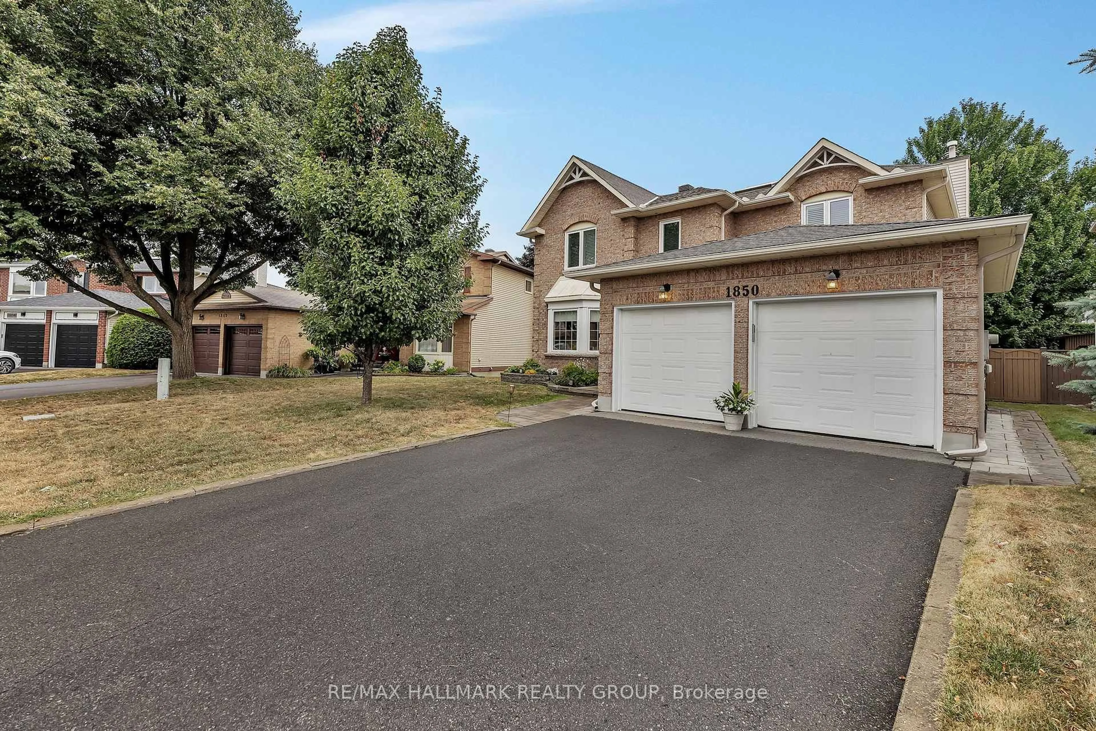 A pic from outside/outdoor area/front of a property/back of a property/a pic from drone, street for 1850 Thornecrest St, Orleans Ontario K1C 6K8