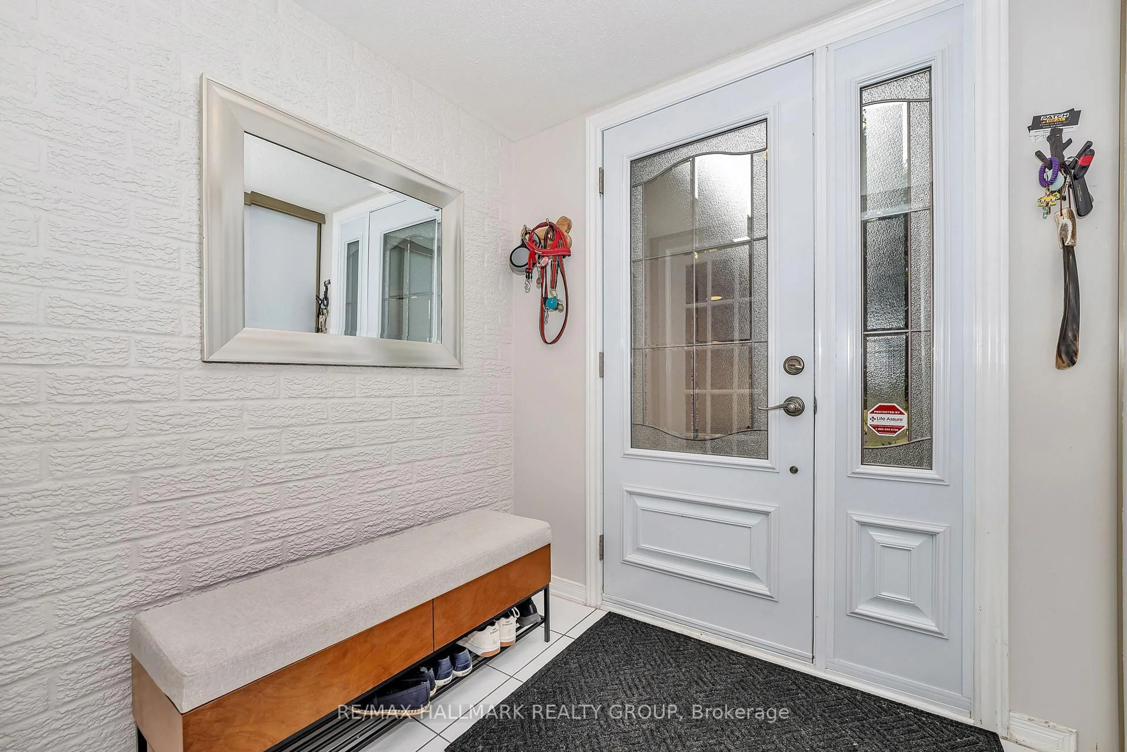 Indoor entryway for 1850 Thornecrest St, Orleans Ontario K1C 6K8