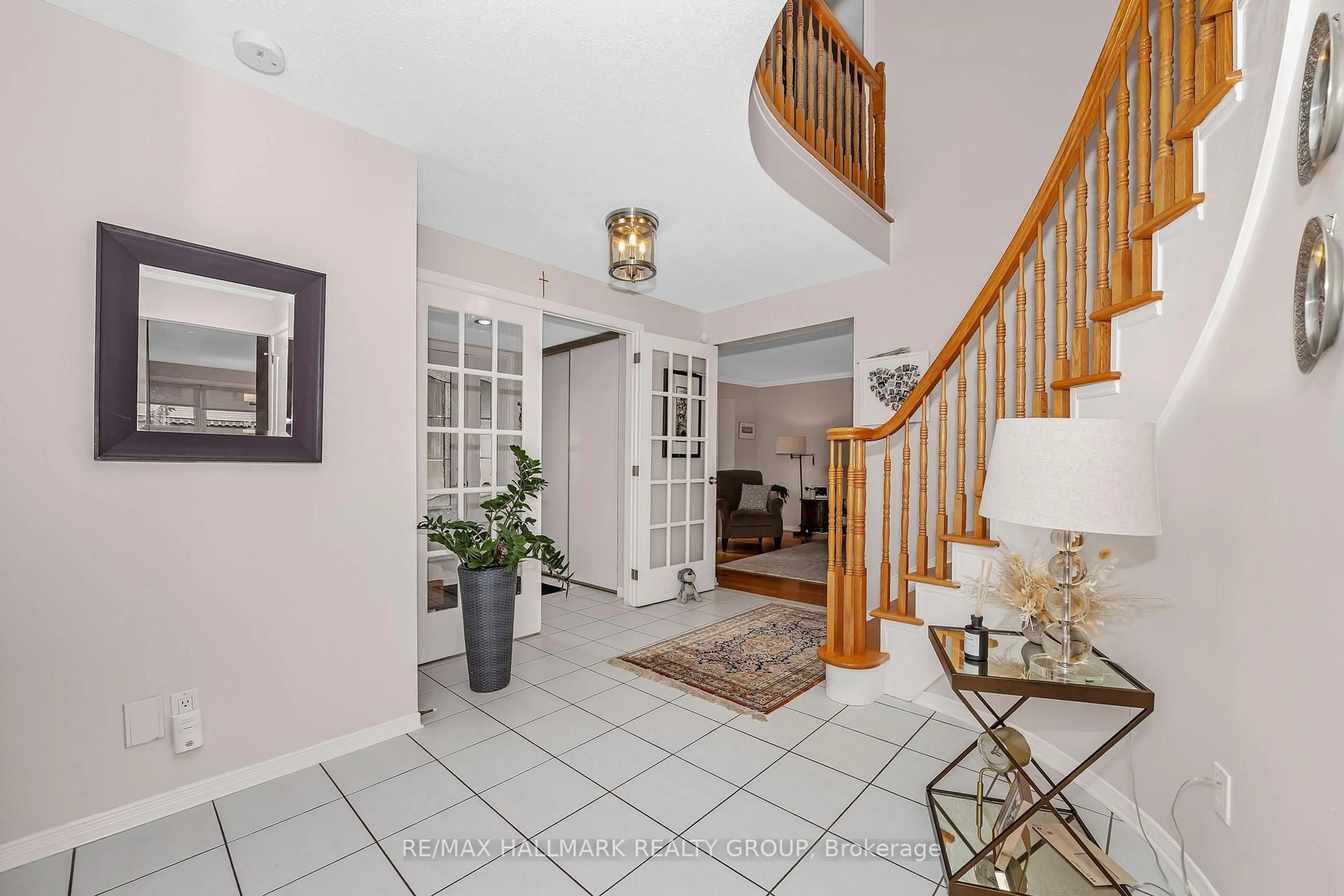 Indoor entryway for 1850 Thornecrest St, Orleans Ontario K1C 6K8