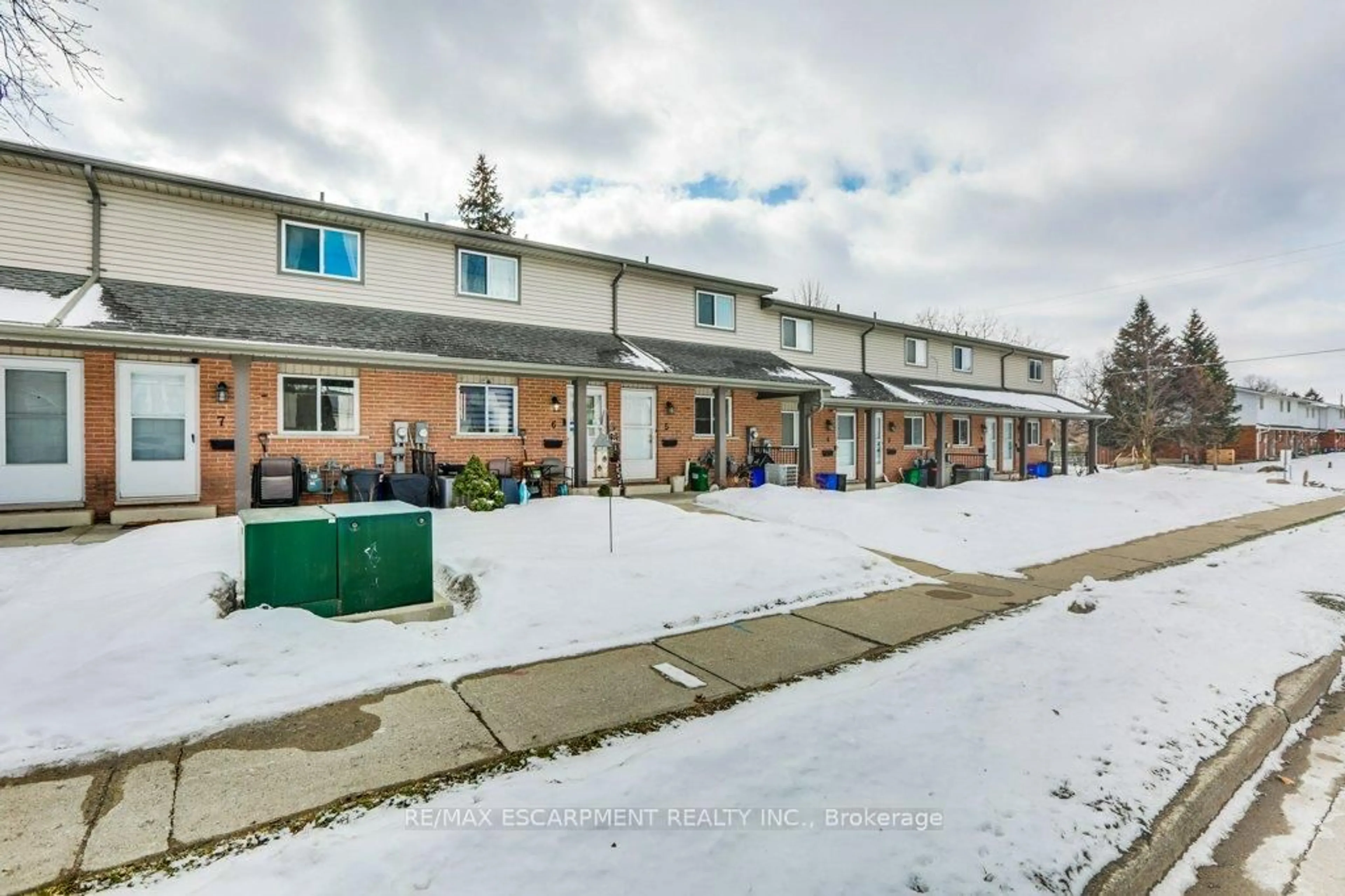 Patio, street for 900 James St #5, Woodstock Ontario N4S 1S4