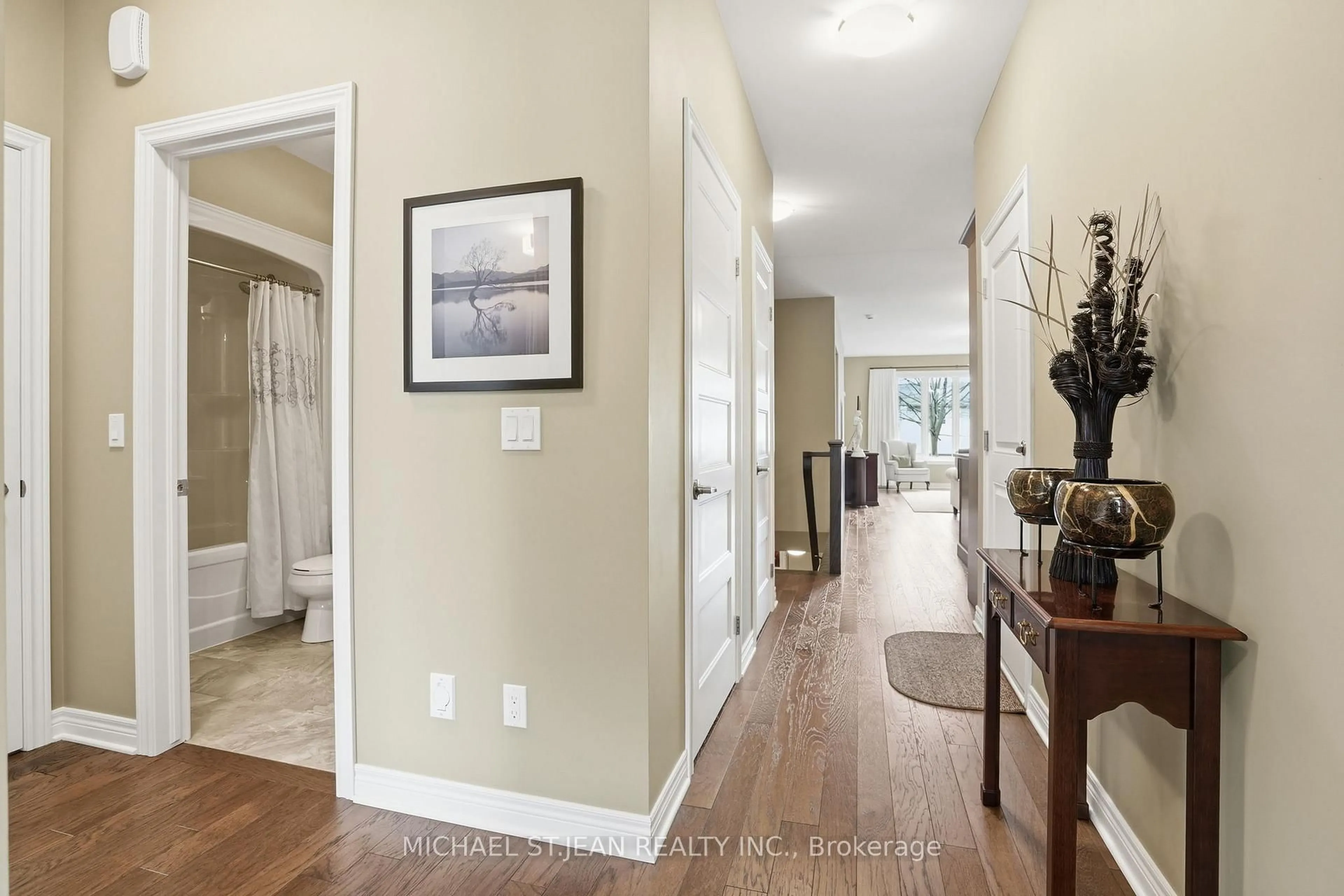 Indoor entryway for 215 Vansickle Rd #8, St. Catharines Ontario L2S 0E3