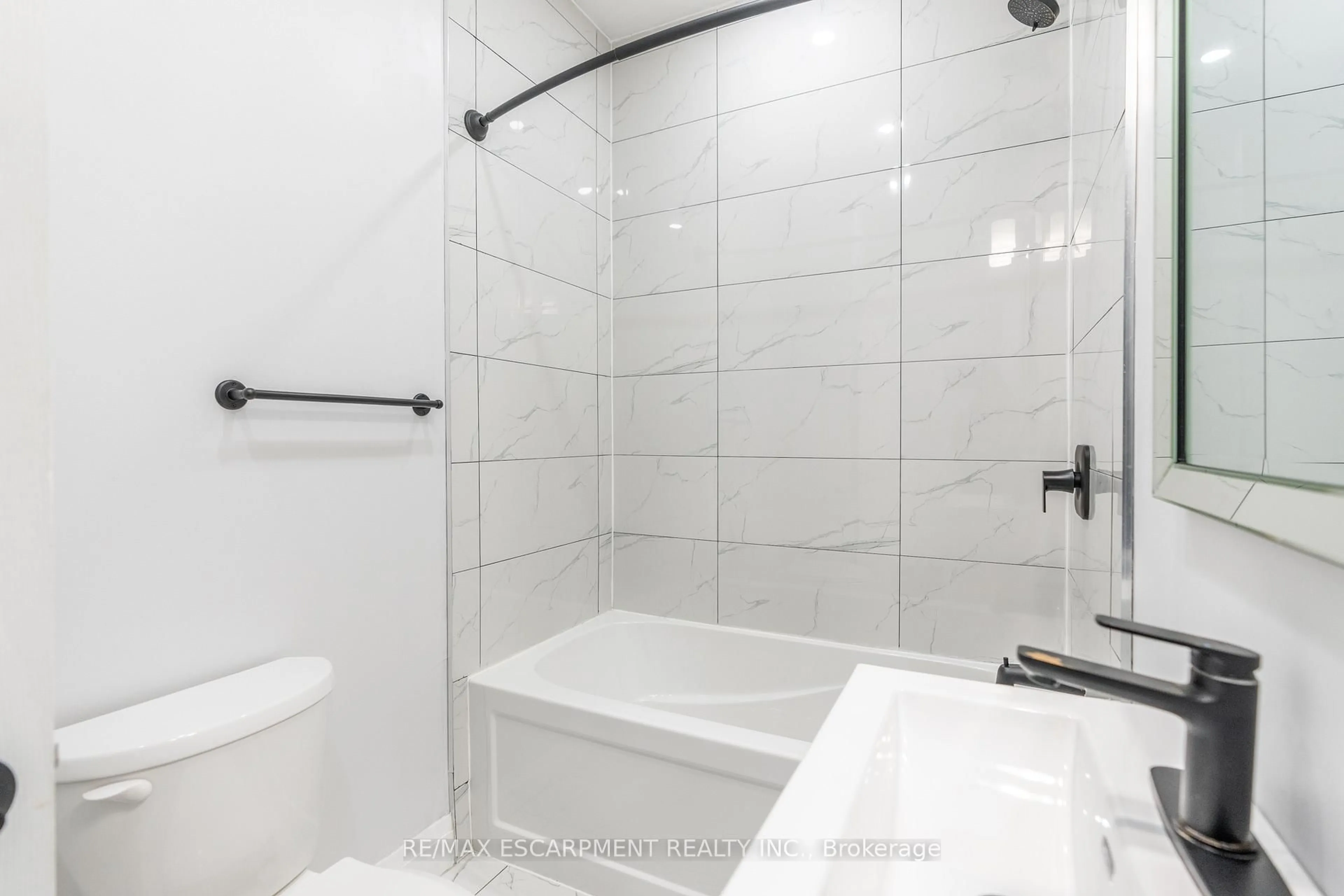 Standard bathroom, ceramic/tile floor for 536 Cannon St, Hamilton Ontario L8L 2E9