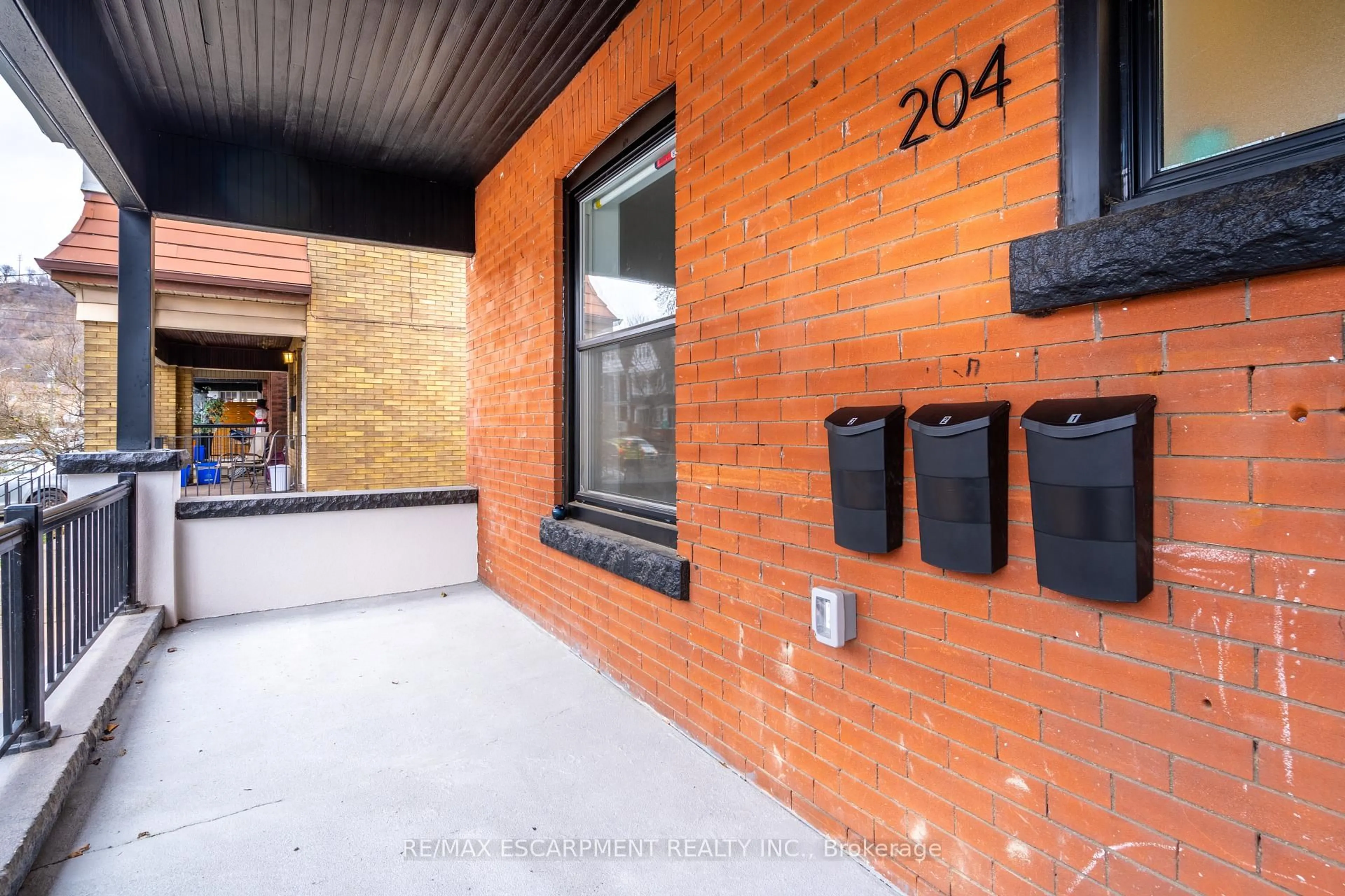 Indoor foyer for 204 Balsam Ave, Hamilton Ontario L8M 3B8