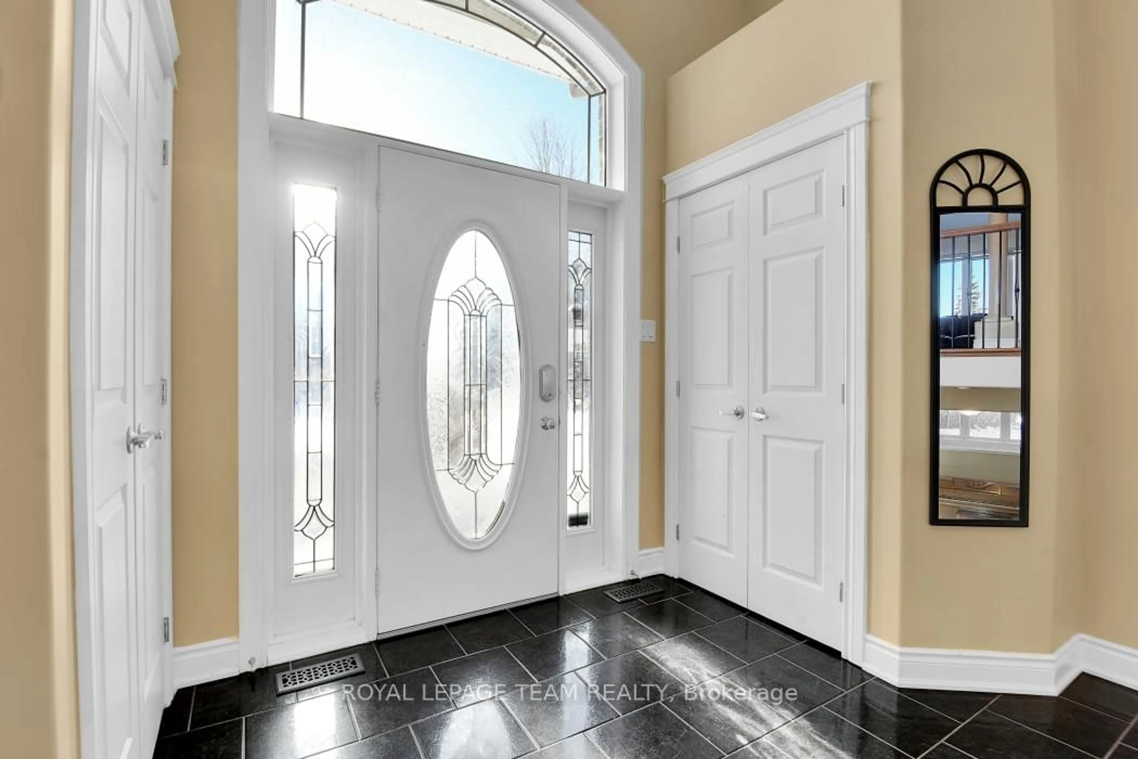 Indoor entryway for 6637 Stanmore St, Greely Ontario K4P 1G7