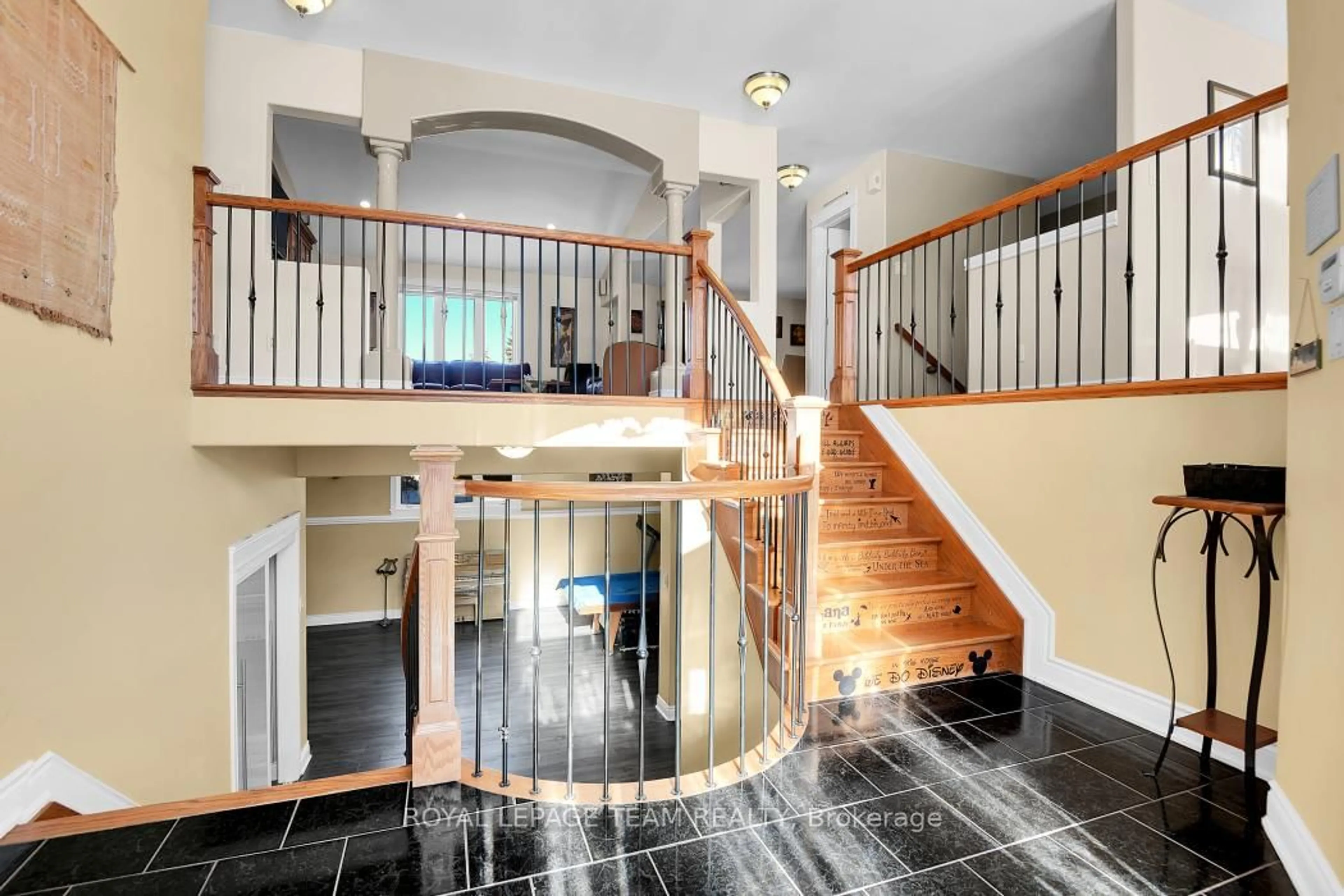 Indoor foyer for 6637 Stanmore St, Greely Ontario K4P 1G7