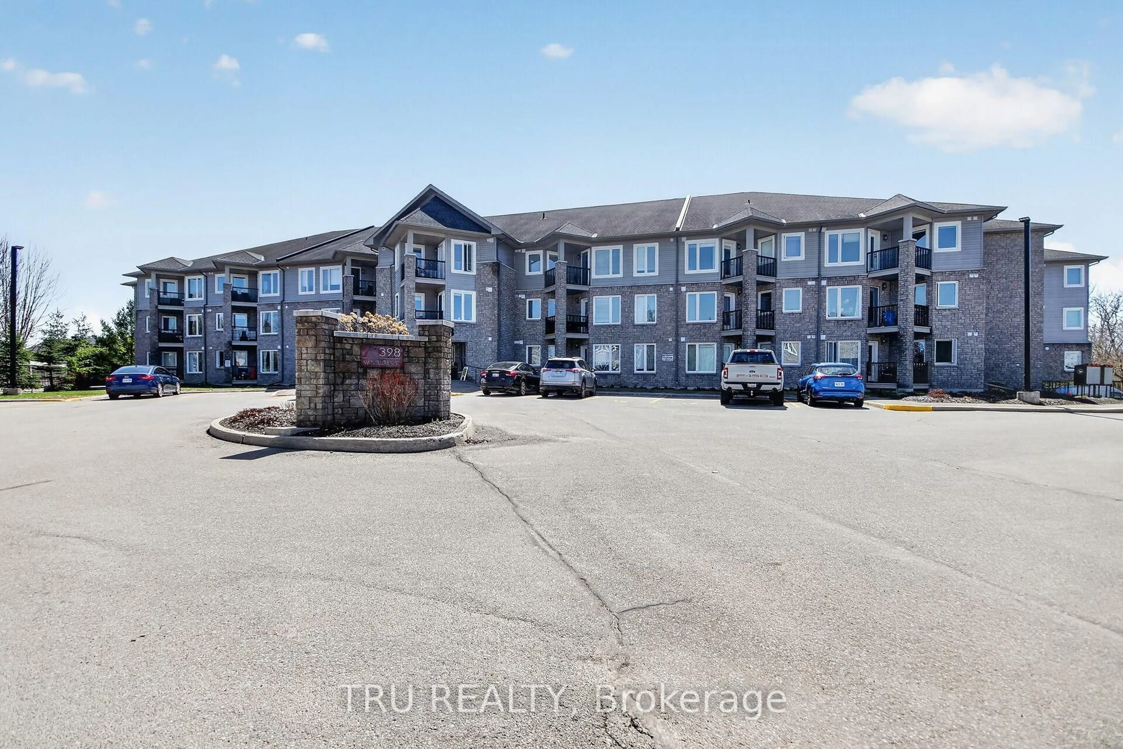 A pic from outside/outdoor area/front of a property/back of a property/a pic from drone, building for 398 Van Buren St #113, North Grenville Ontario K0G 1J0