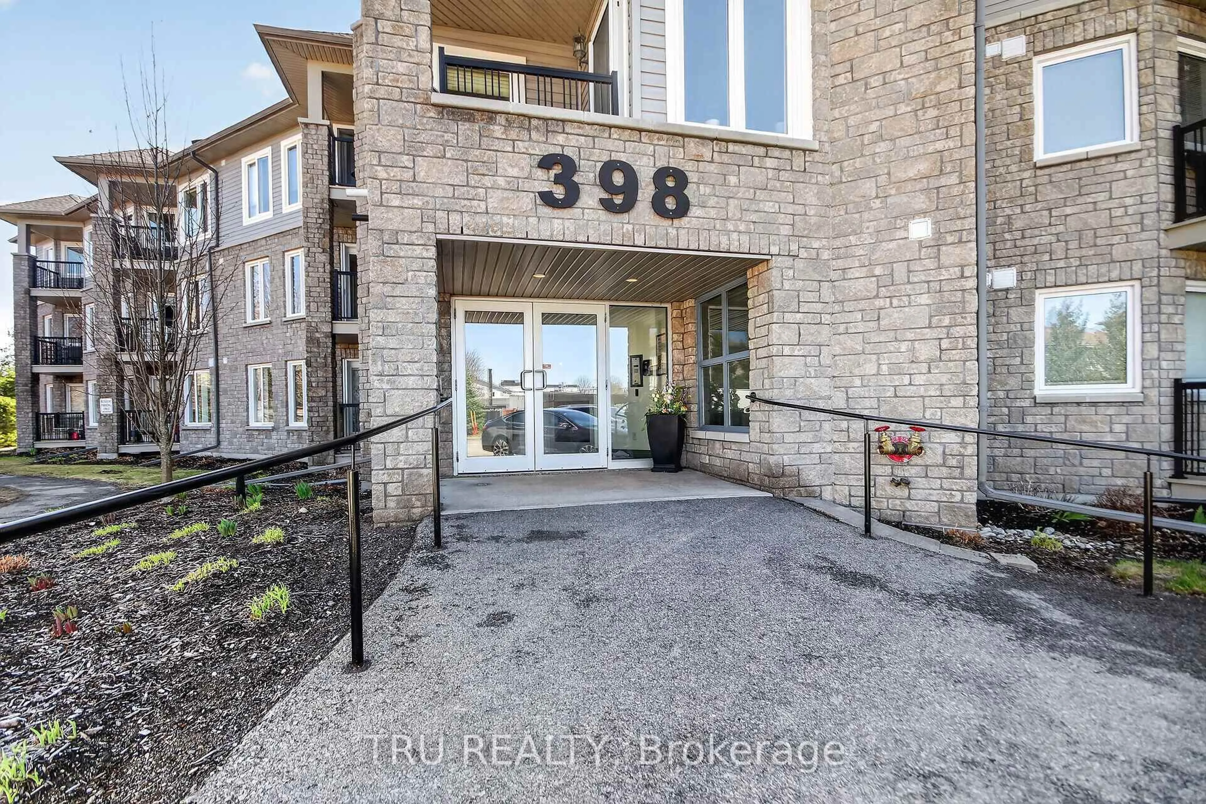 Indoor entryway for 398 Van Buren St #113, North Grenville Ontario K0G 1J0