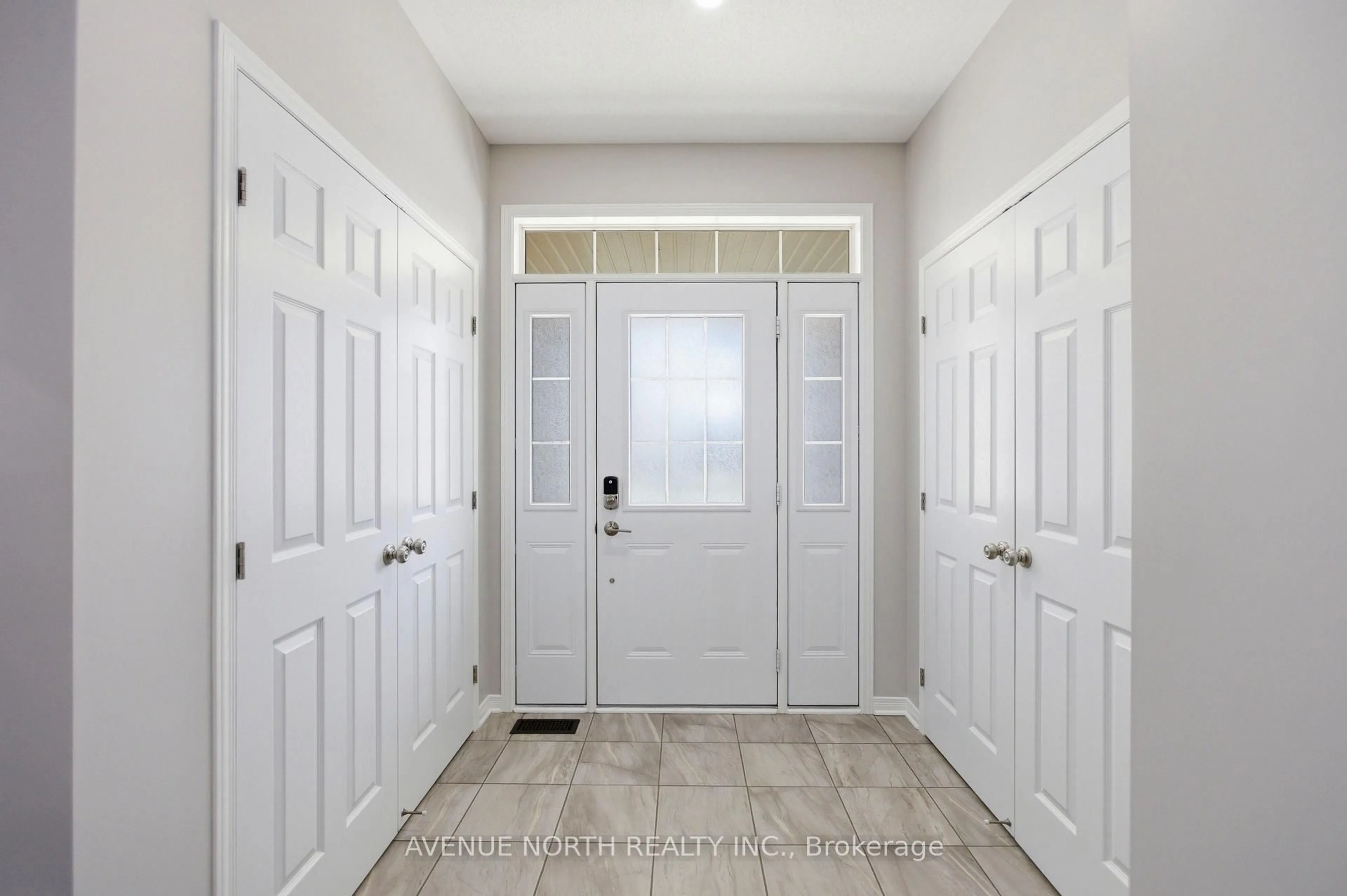 Indoor entryway for 514 Pinawa Circ, Ottawa Ontario K2J 5Y2