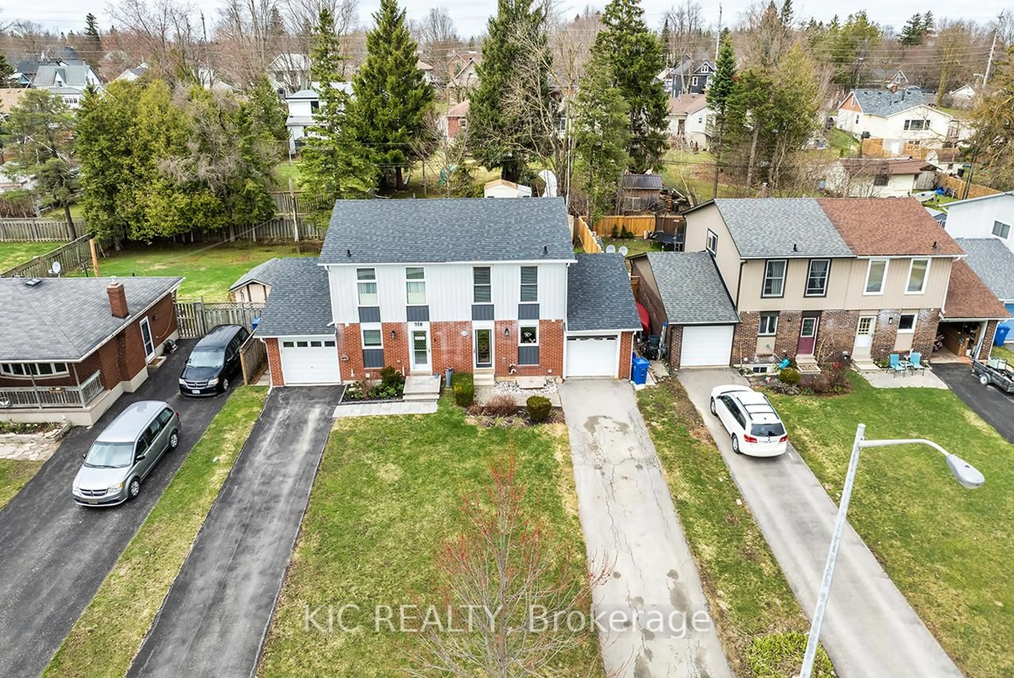 A pic from outside/outdoor area/front of a property/back of a property/a pic from drone, street for 320 Centre St, Shelburne Ontario L9V 2Y6