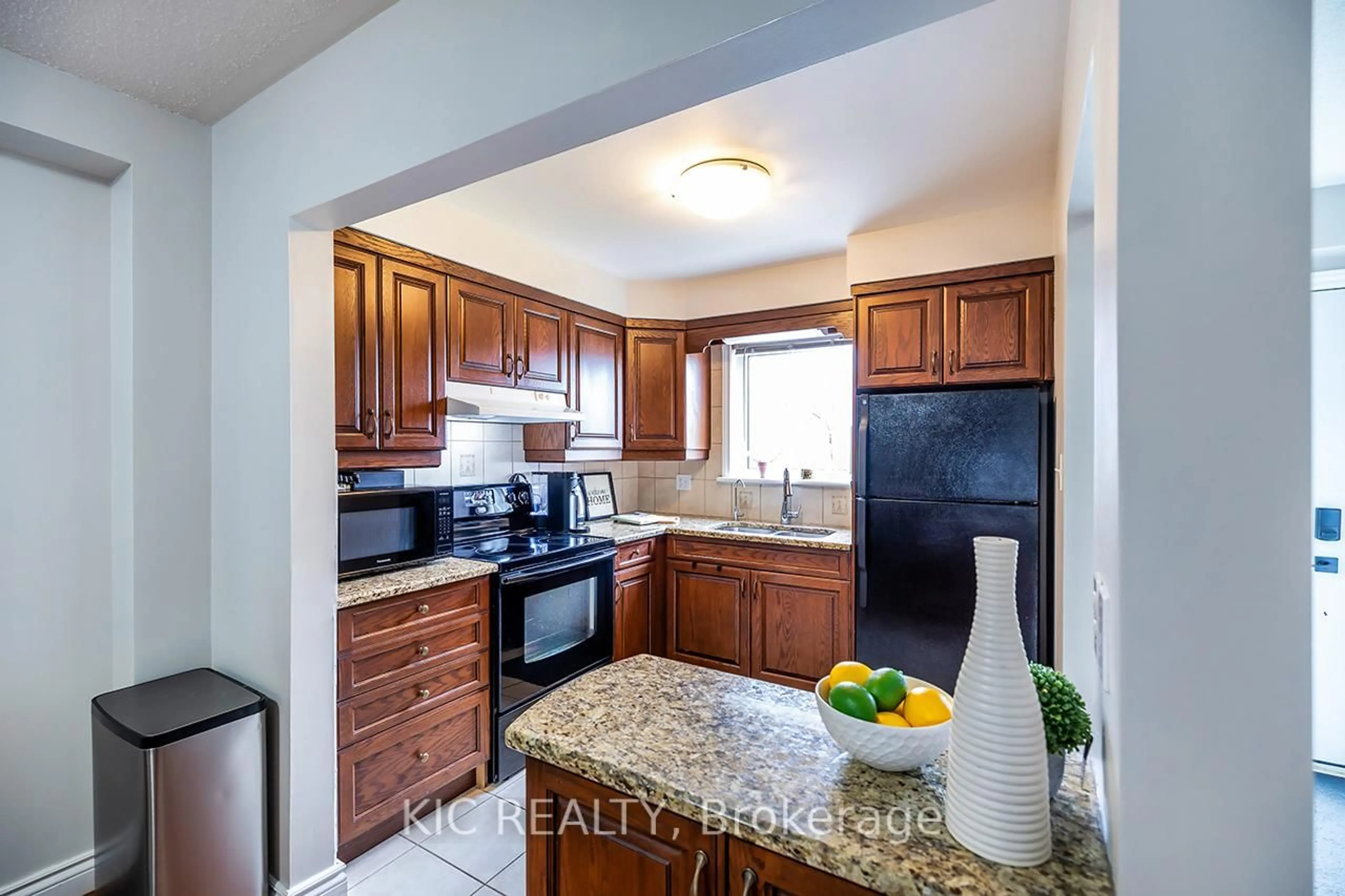 Standard kitchen, unknown for 320 Centre St, Shelburne Ontario L9V 2Y6