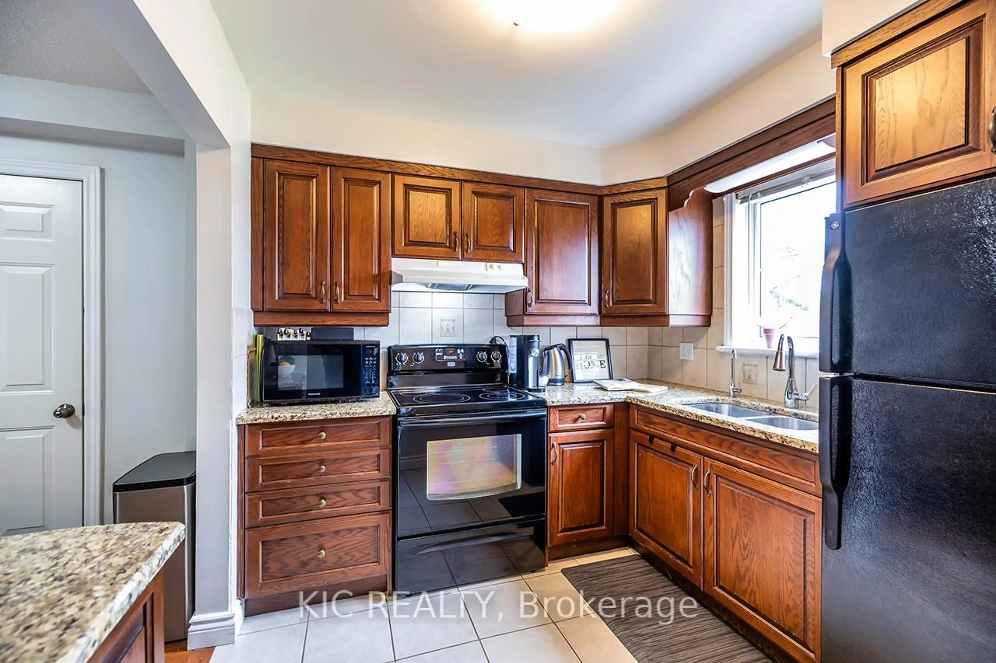 Standard kitchen, unknown for 320 Centre St, Shelburne Ontario L9V 2Y6