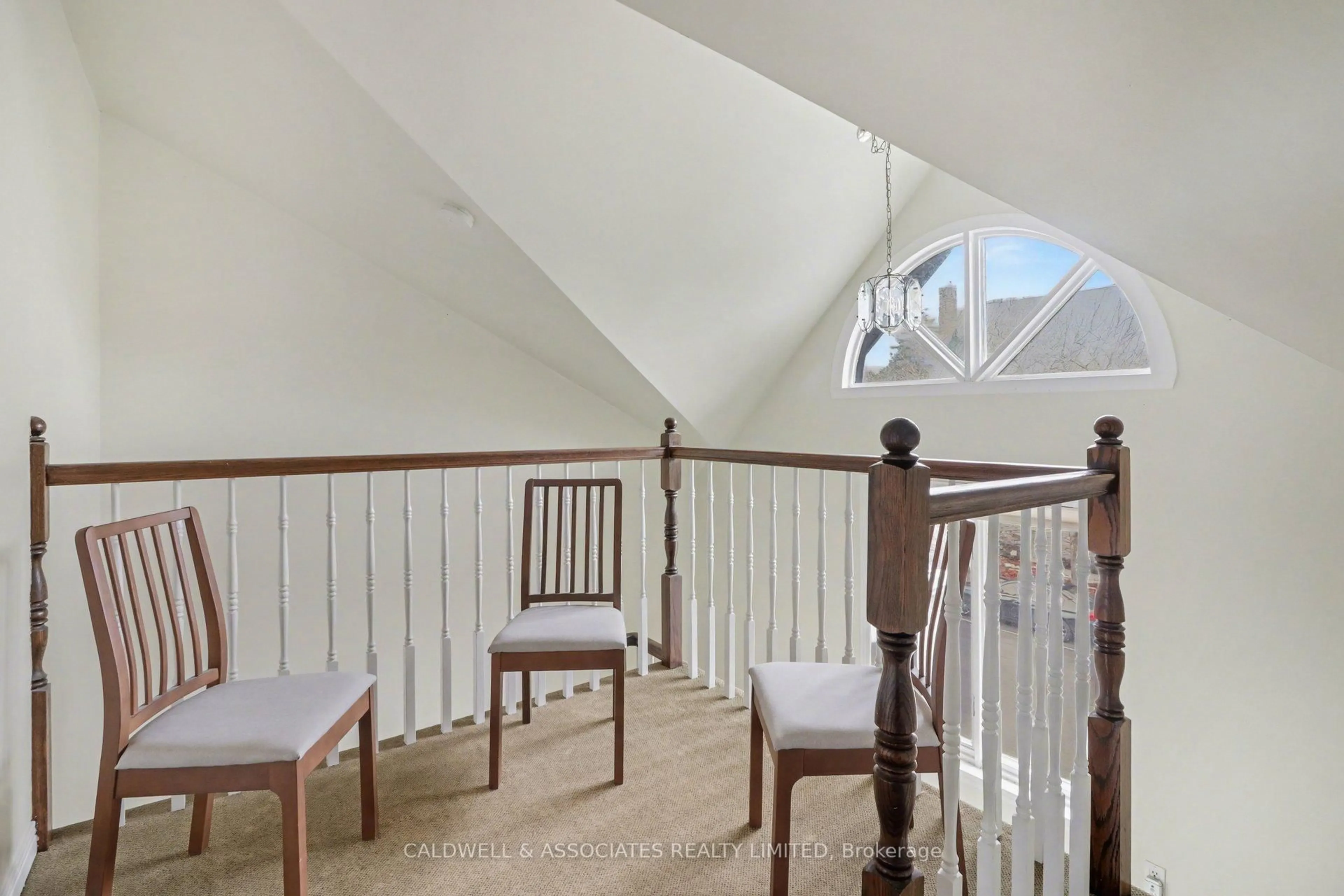 Indoor foyer for 33 Charles St #3, Ottawa Ontario K1M 1R3