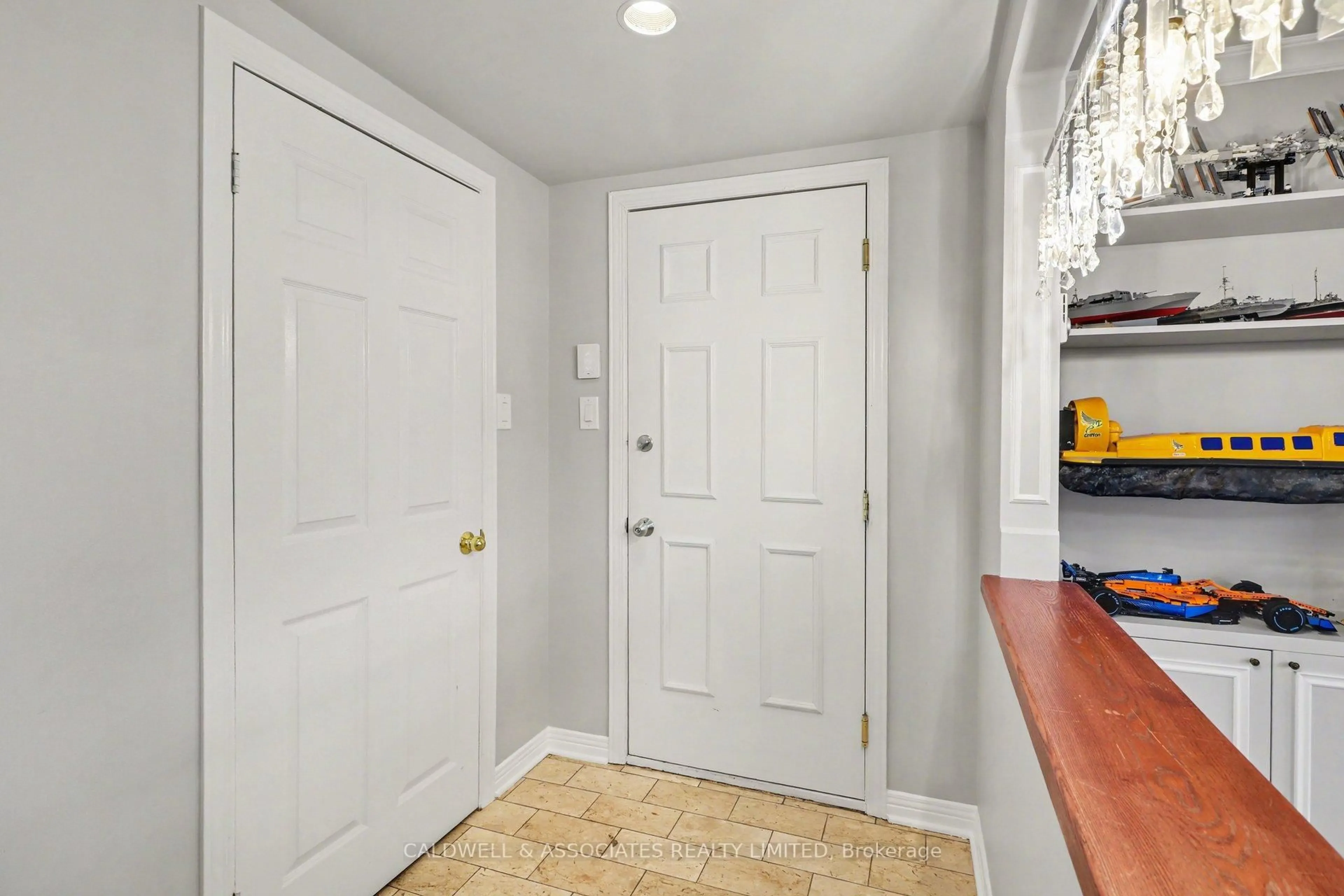 Indoor entryway for 33 Charles St #3, Ottawa Ontario K1M 1R3