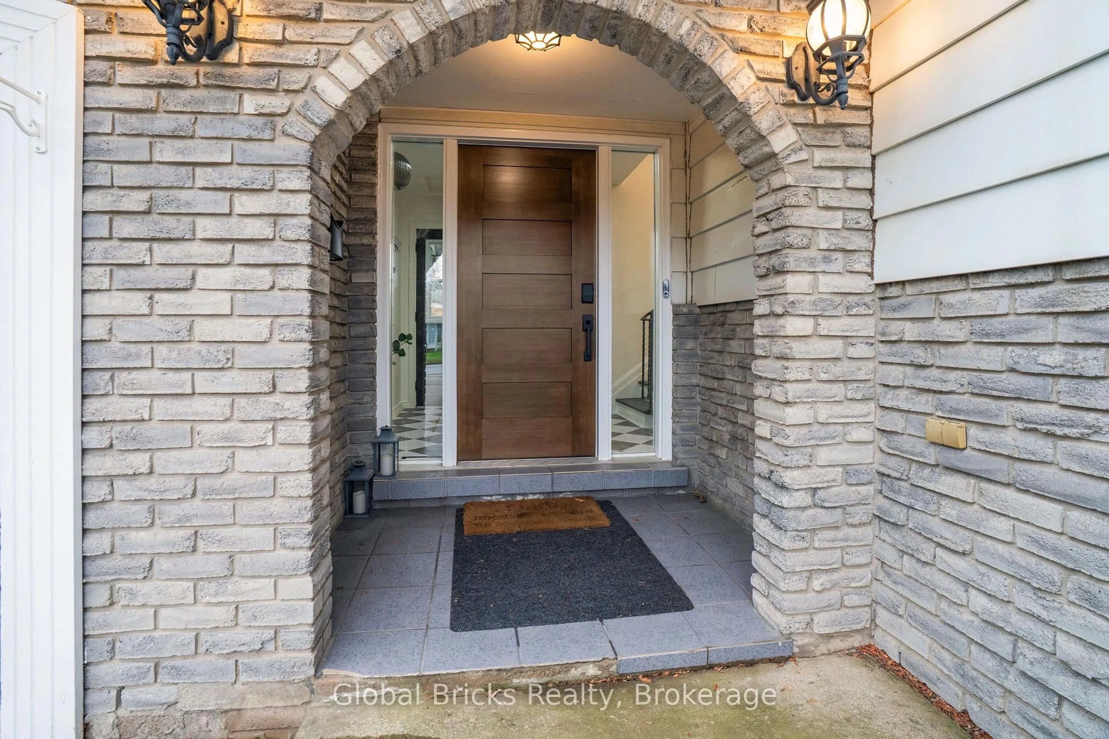 Indoor entryway for 5780 Theresa St, Niagara Falls Ontario L2J 2A1
