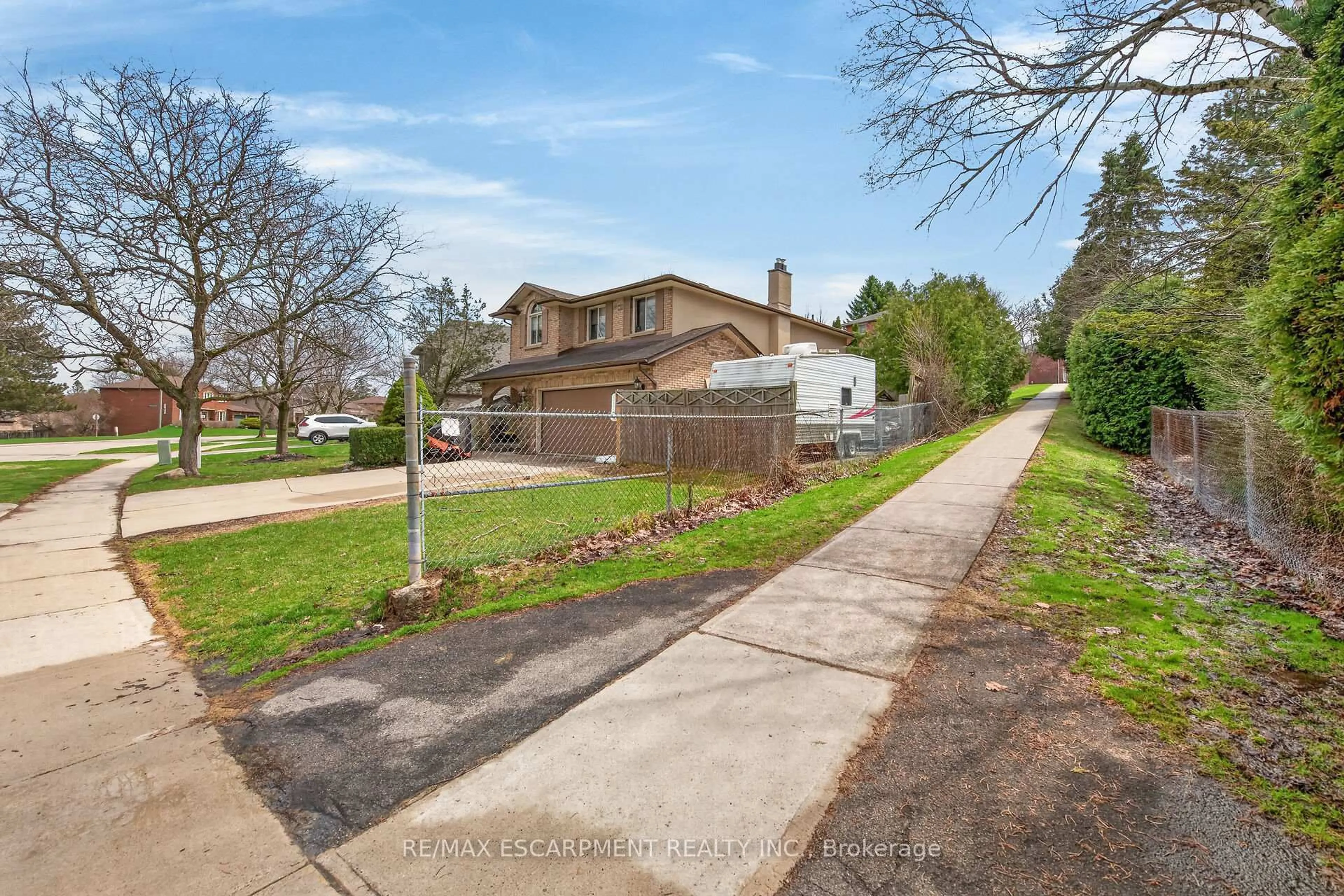 A pic from outside/outdoor area/front of a property/back of a property/a pic from drone, street for 249 Lloyminn Ave, Hamilton Ontario L9G 4C4