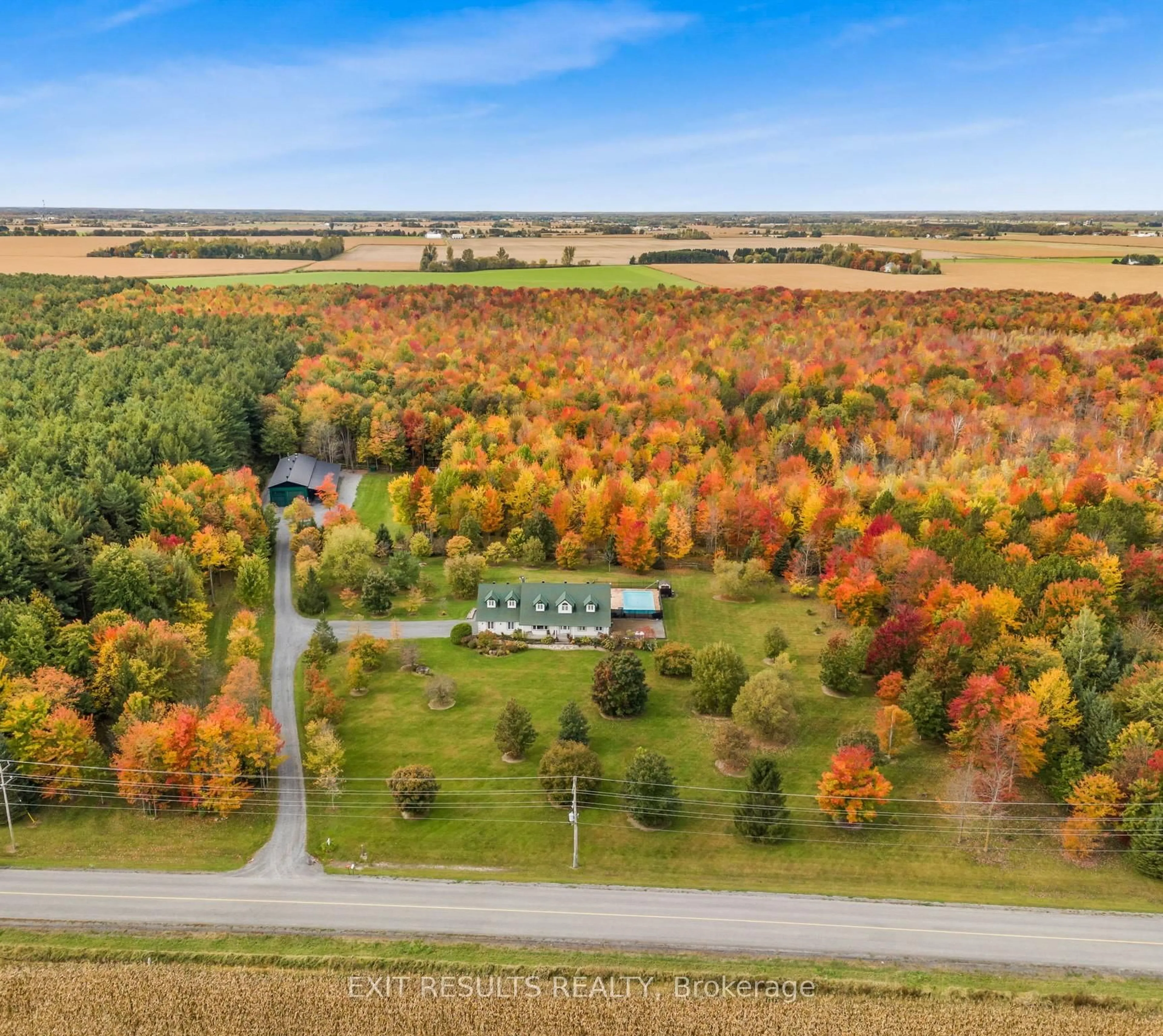 A pic from outside/outdoor area/front of a property/back of a property/a pic from drone, unknown for 638 St Thomas Rd, Russell Ontario K0A 1W0