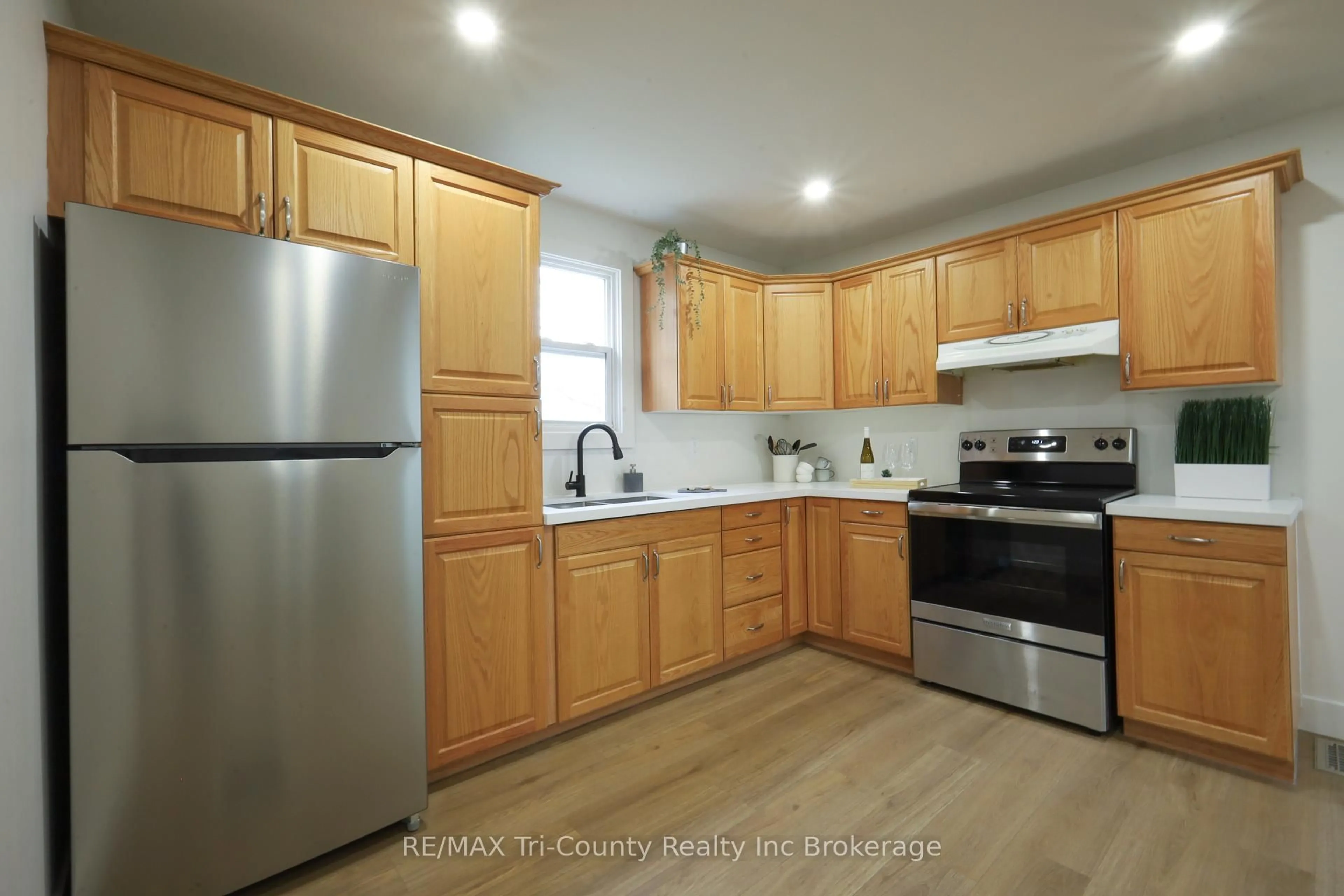 Standard kitchen, unknown for 46 Balaclava St, St. Thomas Ontario N5P 3C4