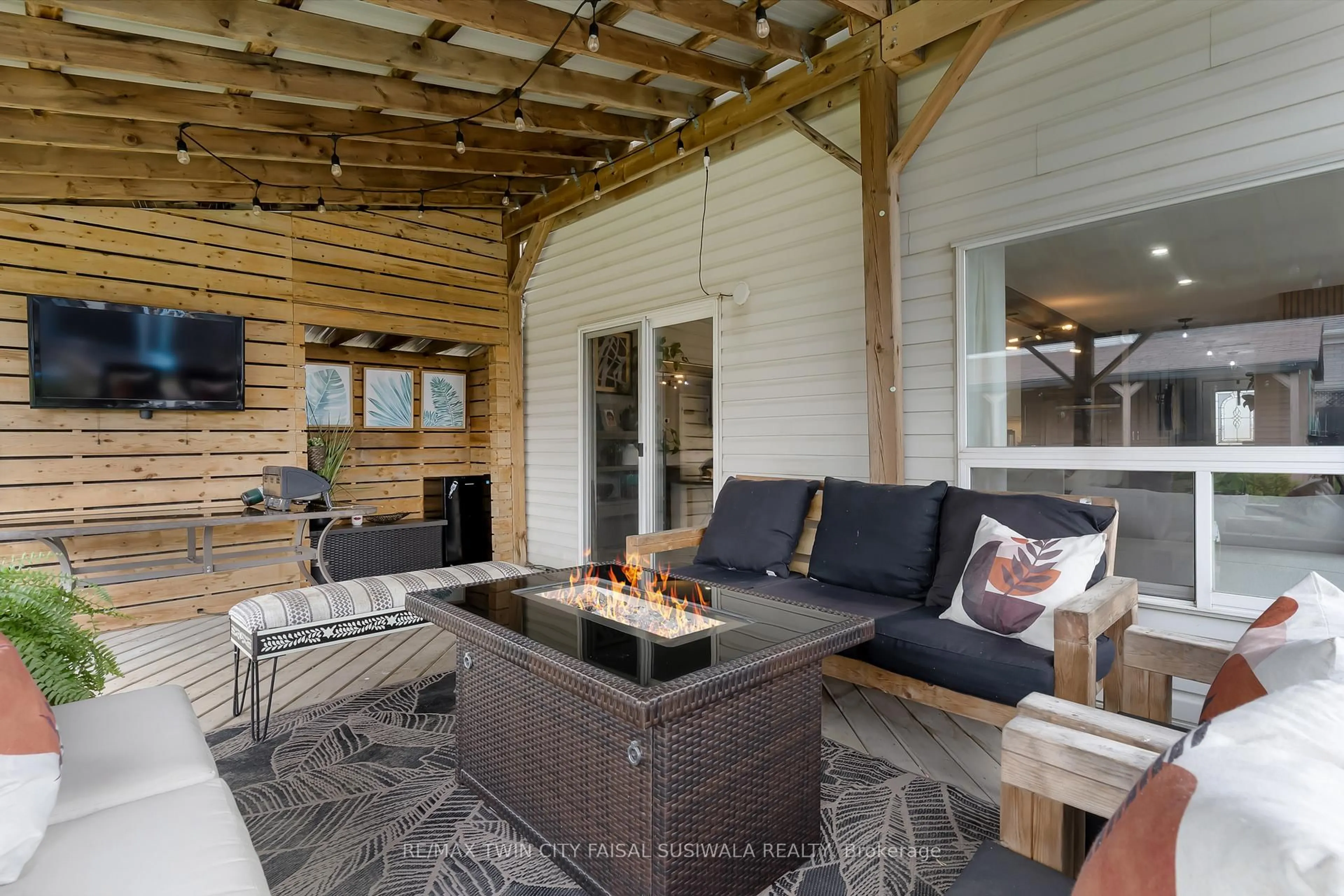 Patio, unknown for 115 Sweeney Cres, Cambridge Ontario N3C 4H9