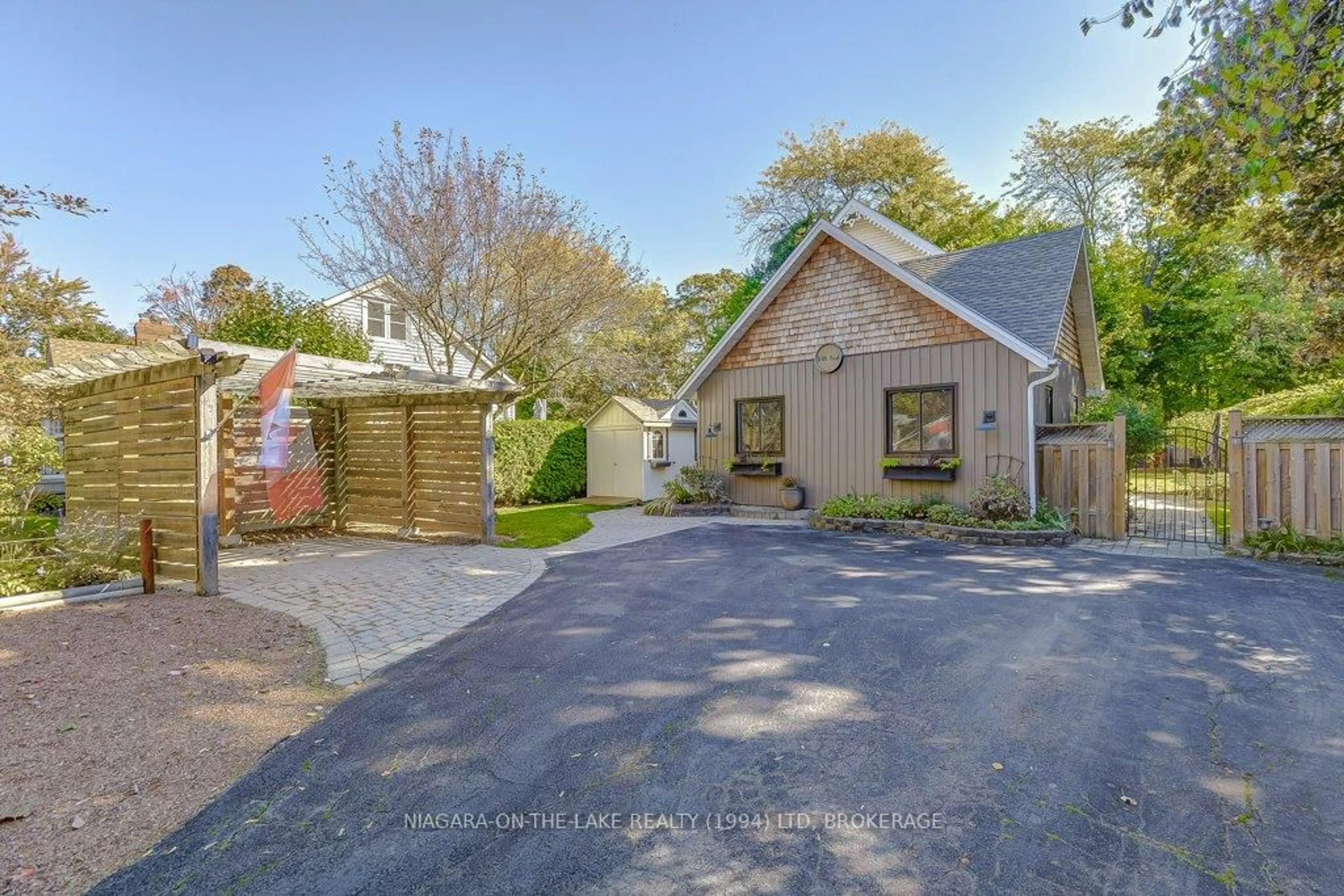 A pic from outside/outdoor area/front of a property/back of a property/a pic from drone, street for 514 King St, Niagara-on-the-Lake Ontario L0S 1J0