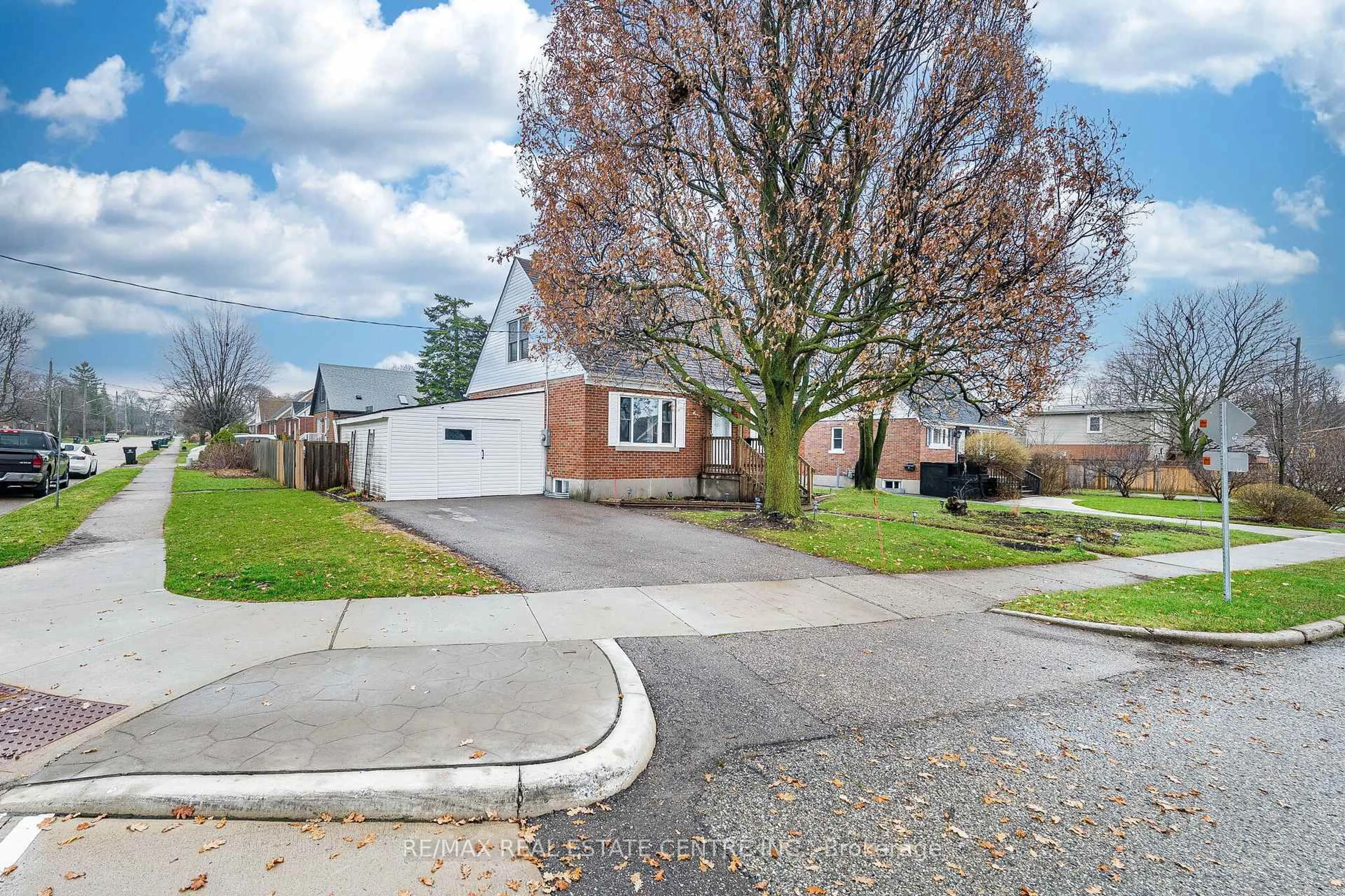 A pic from outside/outdoor area/front of a property/back of a property/a pic from drone, street for 40 Ellis Cres, Waterloo Ontario N2J 3N4