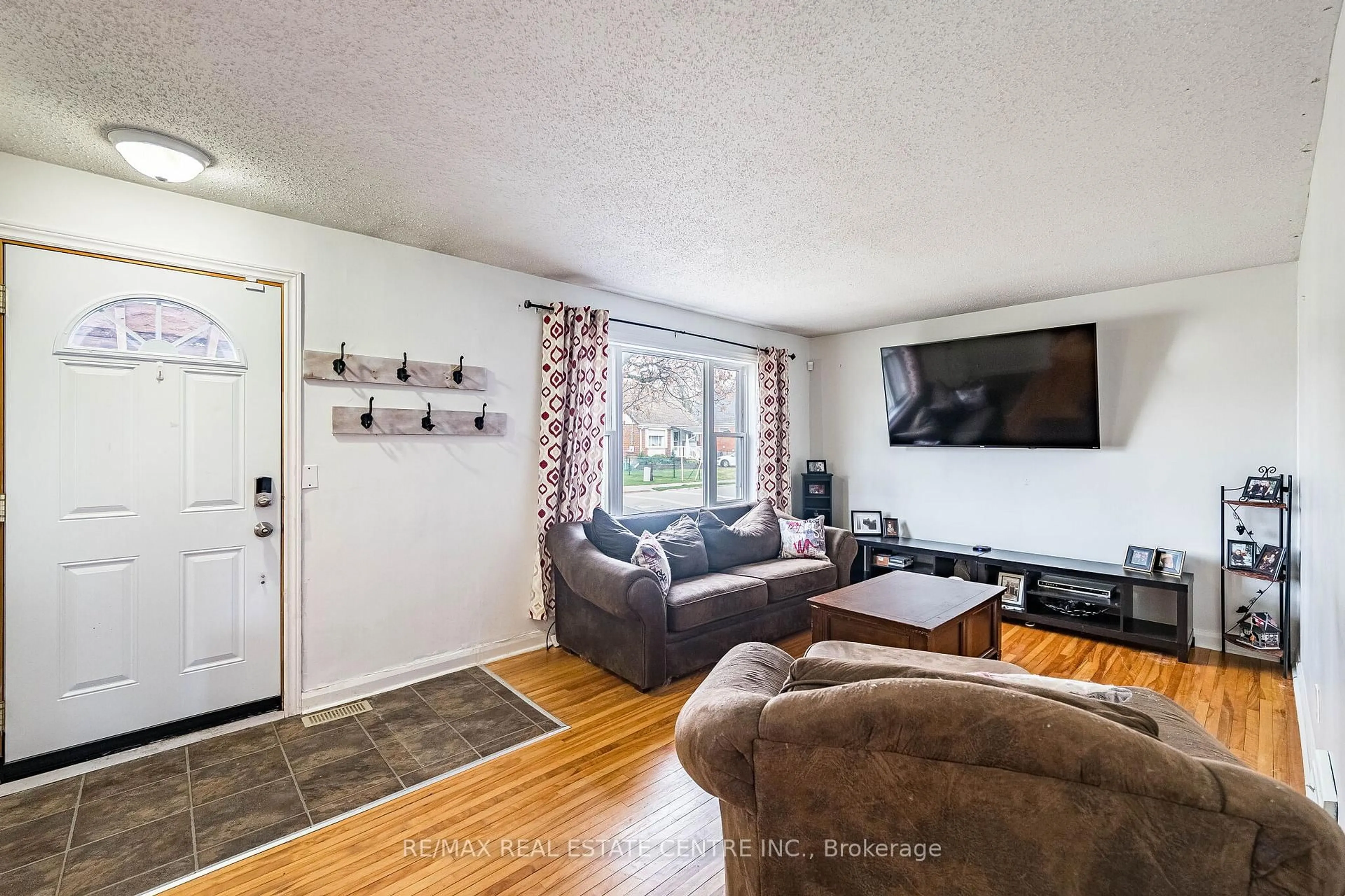 Living room with furniture, unknown for 40 Ellis Cres, Waterloo Ontario N2J 3N4