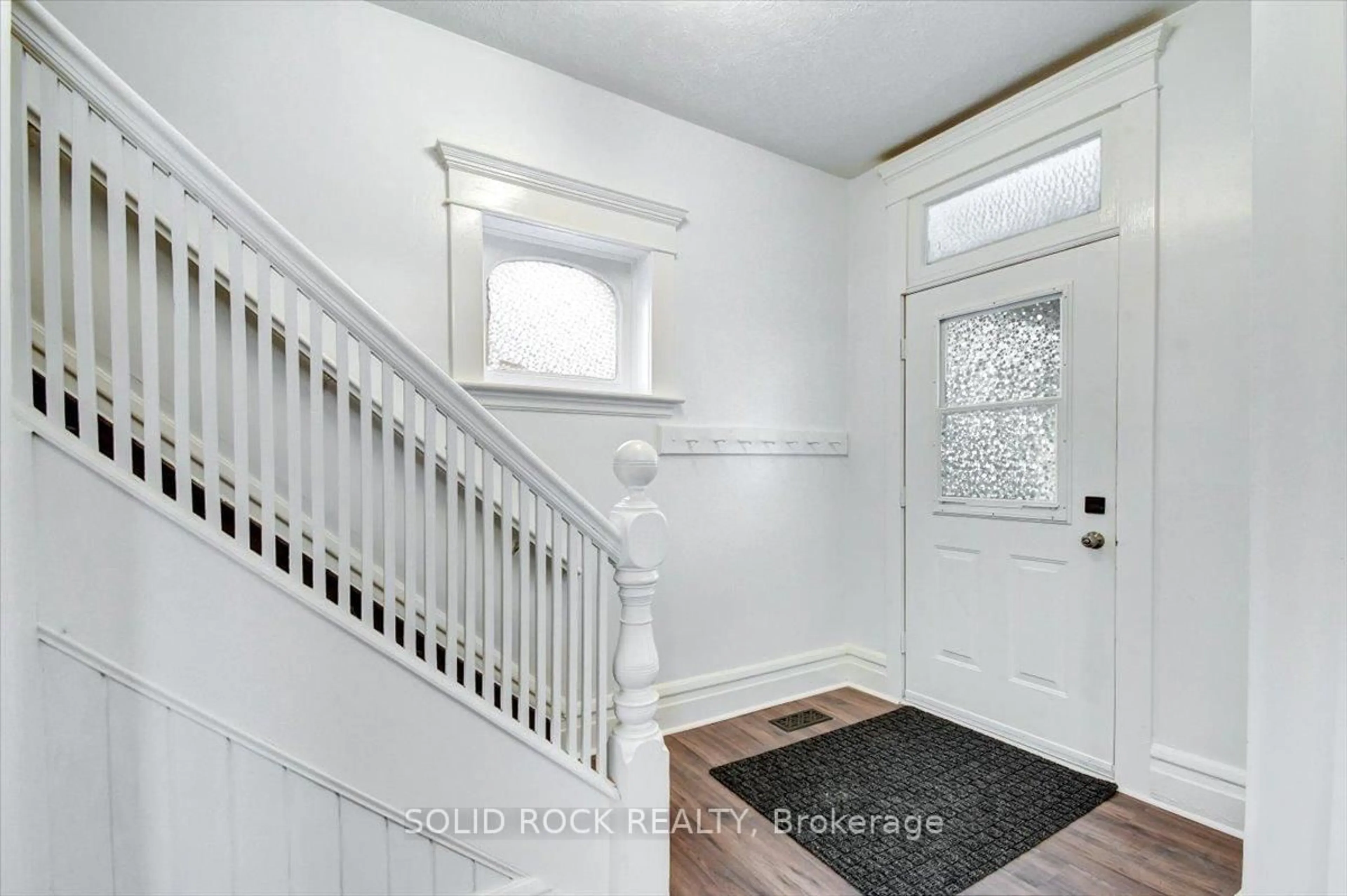 Indoor entryway for 513 Romaine St, Peterborough Ontario K9J 2C8