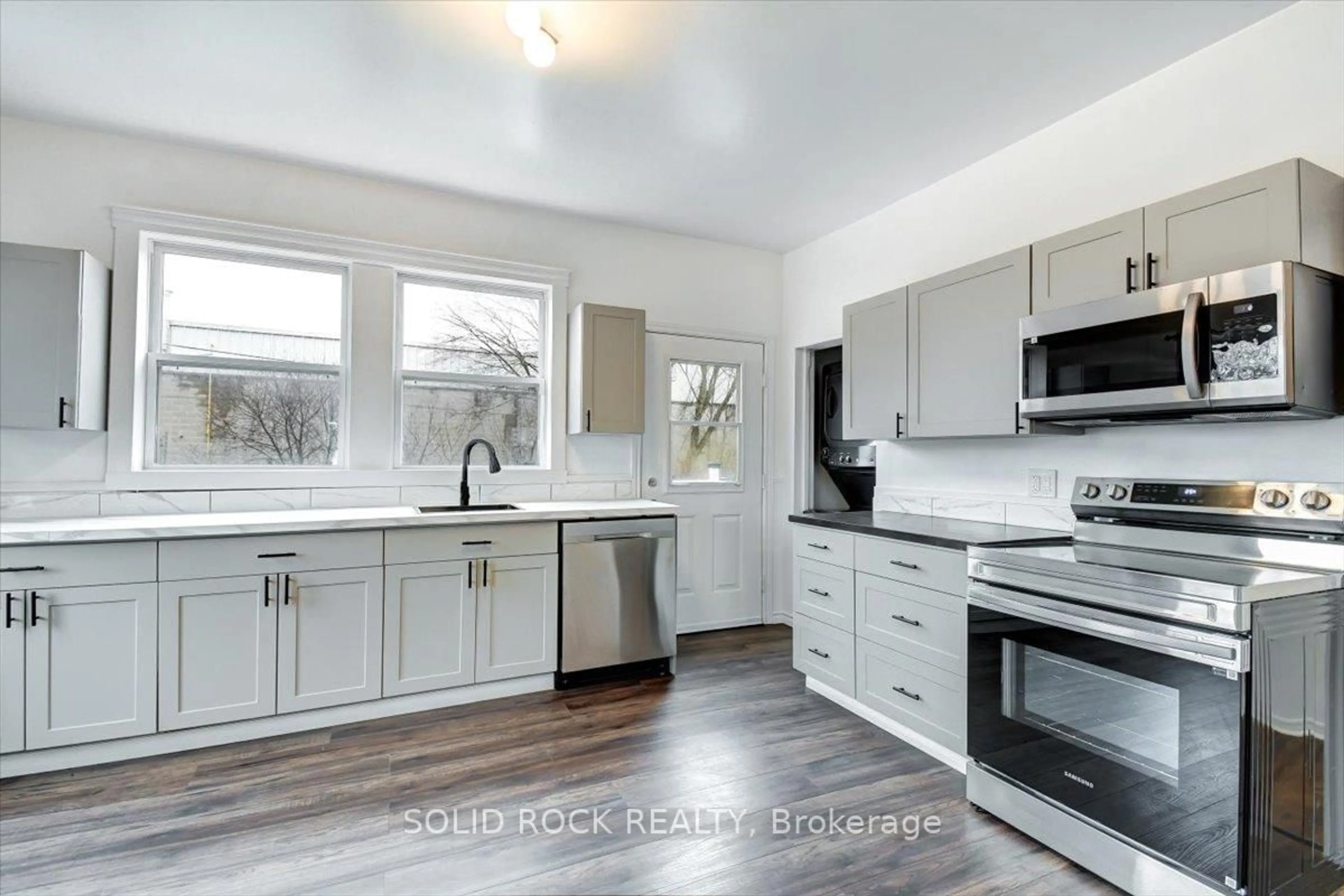 Open concept kitchen, unknown for 513 Romaine St, Peterborough Ontario K9J 2C8