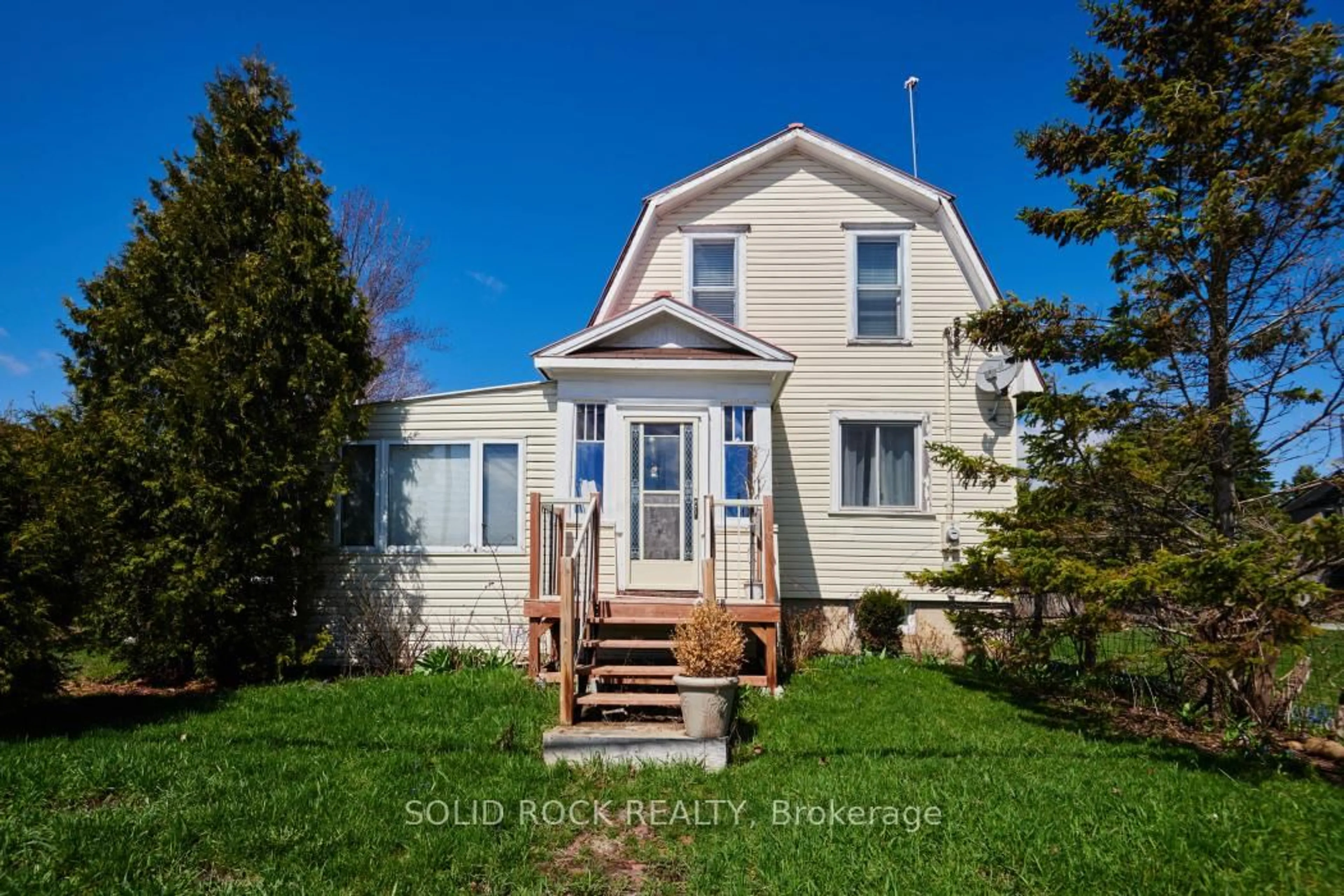 Home with vinyl exterior material, building for 11049 Gilmour Rd, South Dundas Ontario K0E 1C0