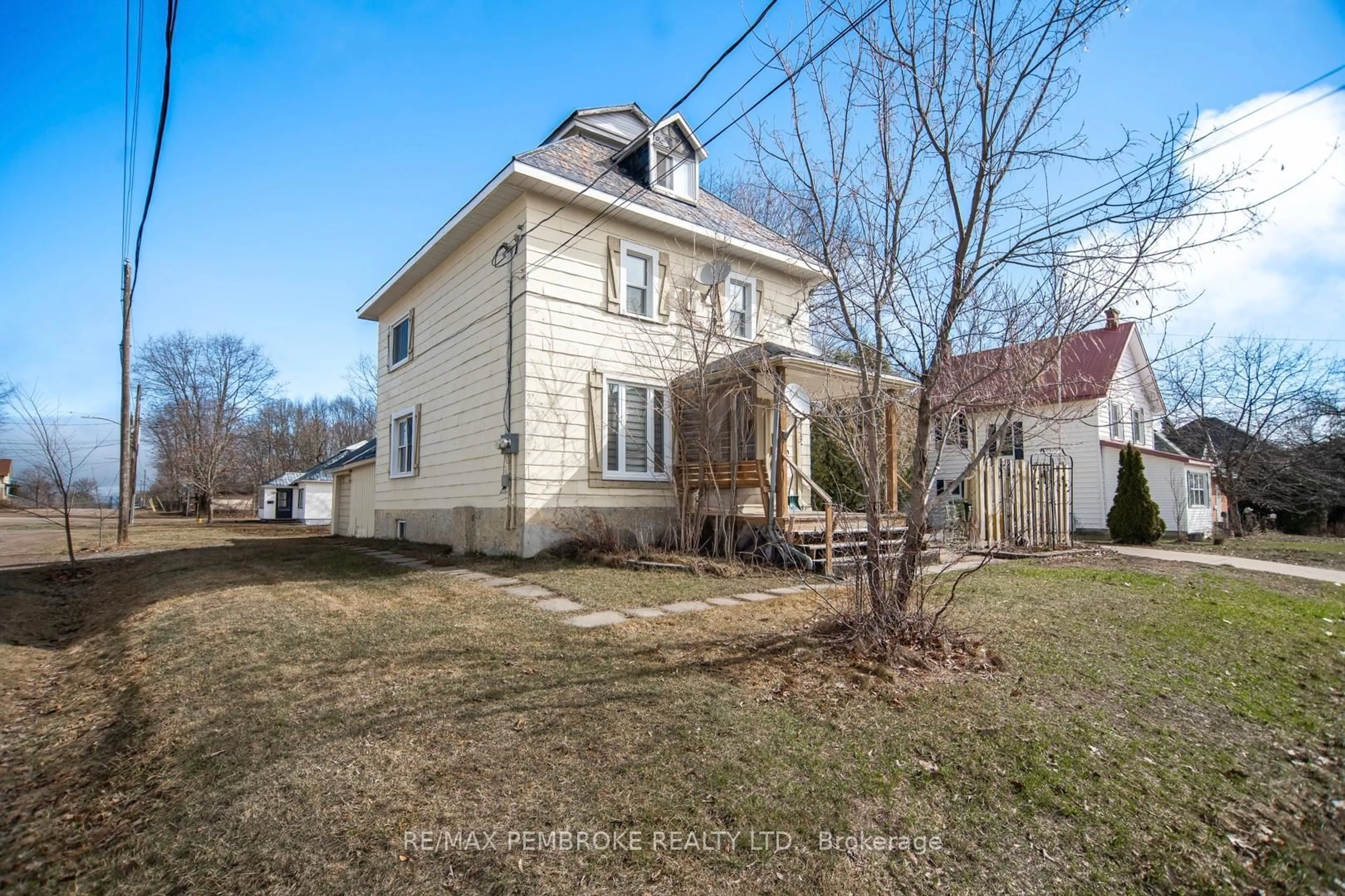 A pic from outside/outdoor area/front of a property/back of a property/a pic from drone, street for 539 Mcgee St, Pembroke Ontario K8A 6E3