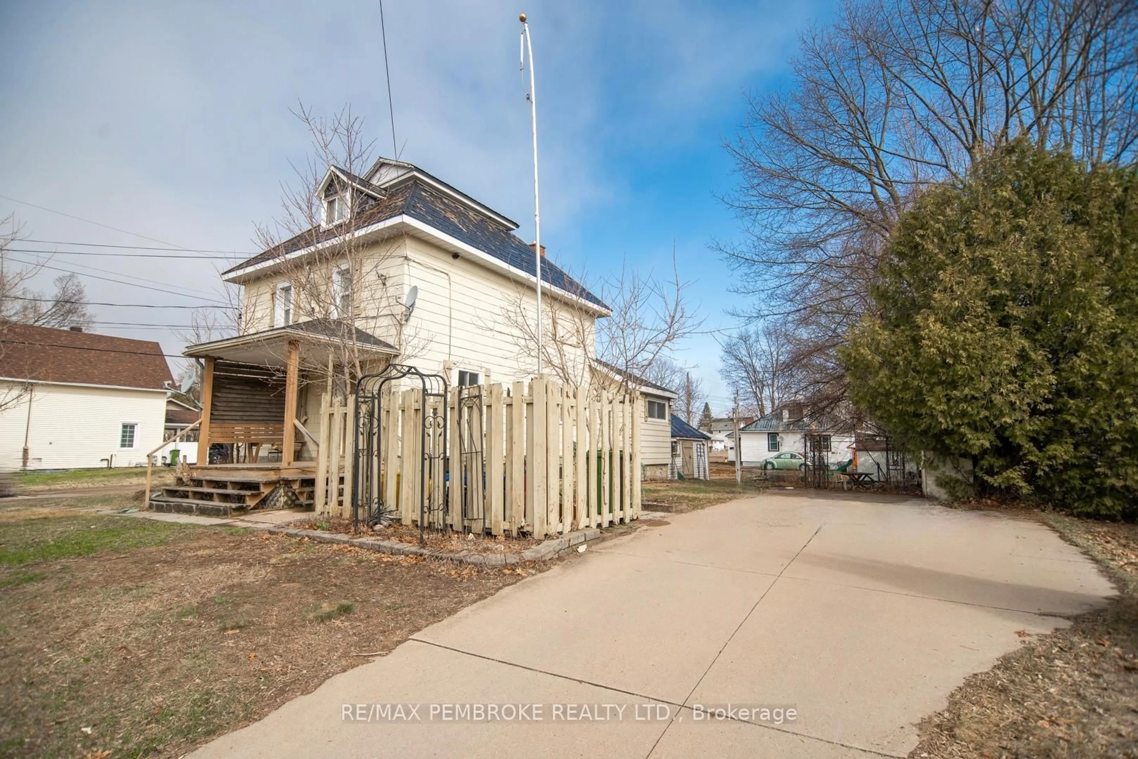 A pic from outside/outdoor area/front of a property/back of a property/a pic from drone, street for 539 Mcgee St, Pembroke Ontario K8A 6E3