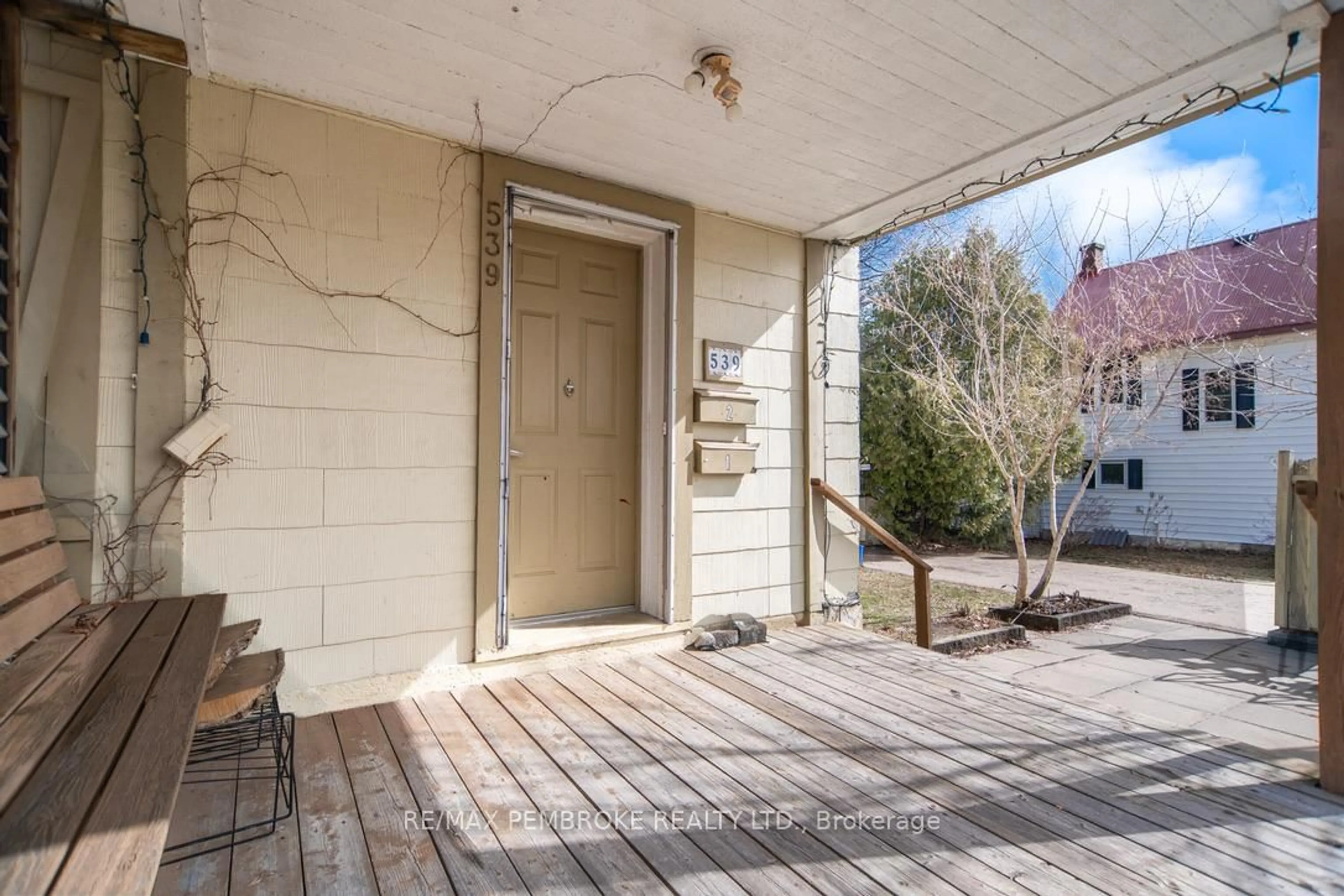 Patio, street for 539 Mcgee St, Pembroke Ontario K8A 6E3