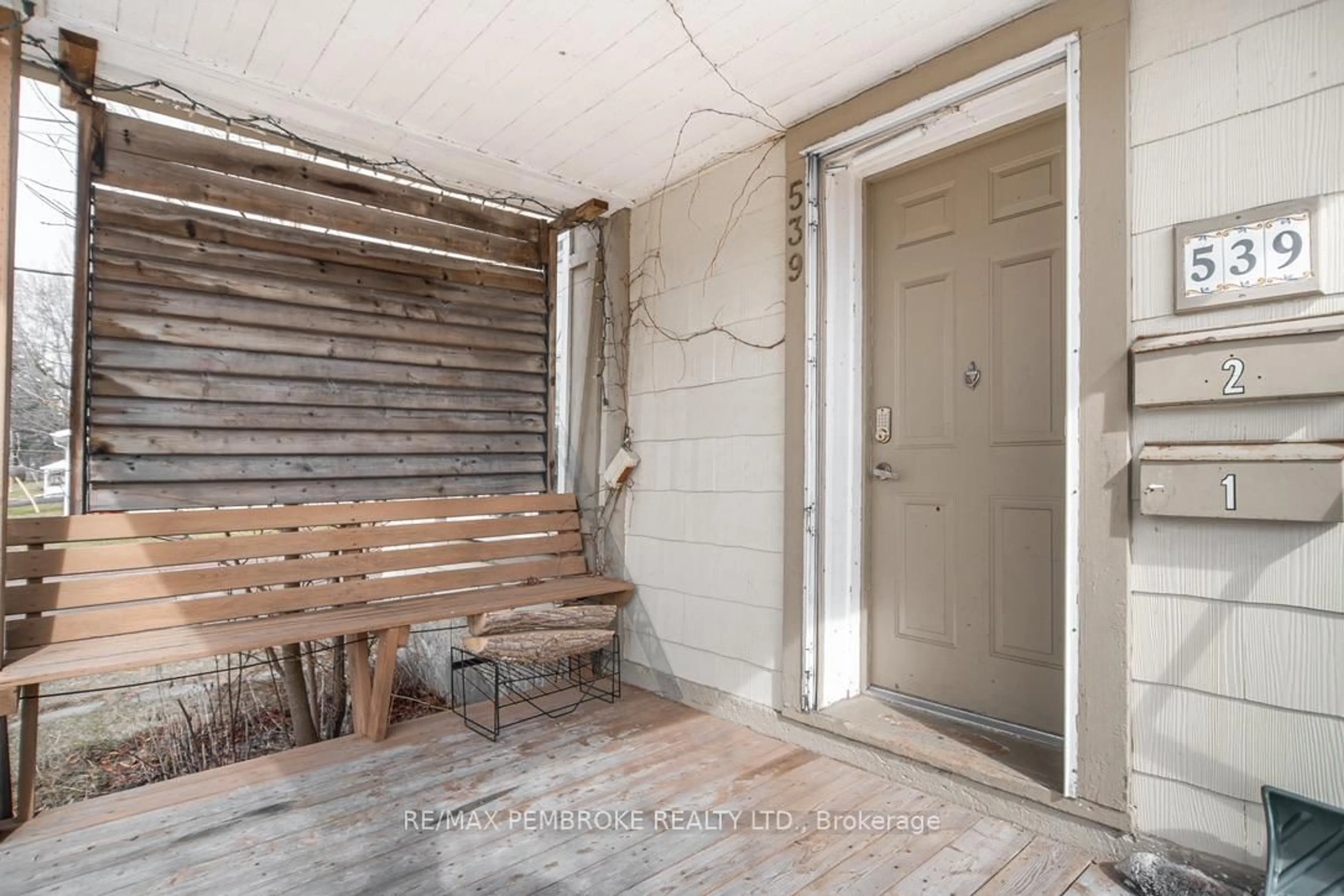 Indoor entryway for 539 Mcgee St, Pembroke Ontario K8A 6E3