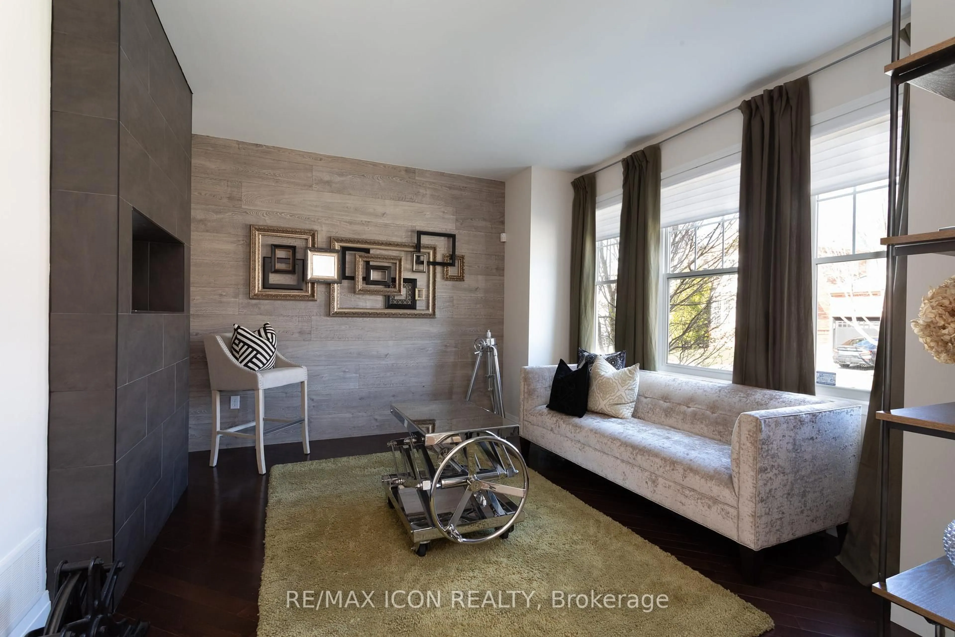 Living room with furniture, unknown for 103 Glazebrook Cres, Cambridge Ontario N1T 2H8