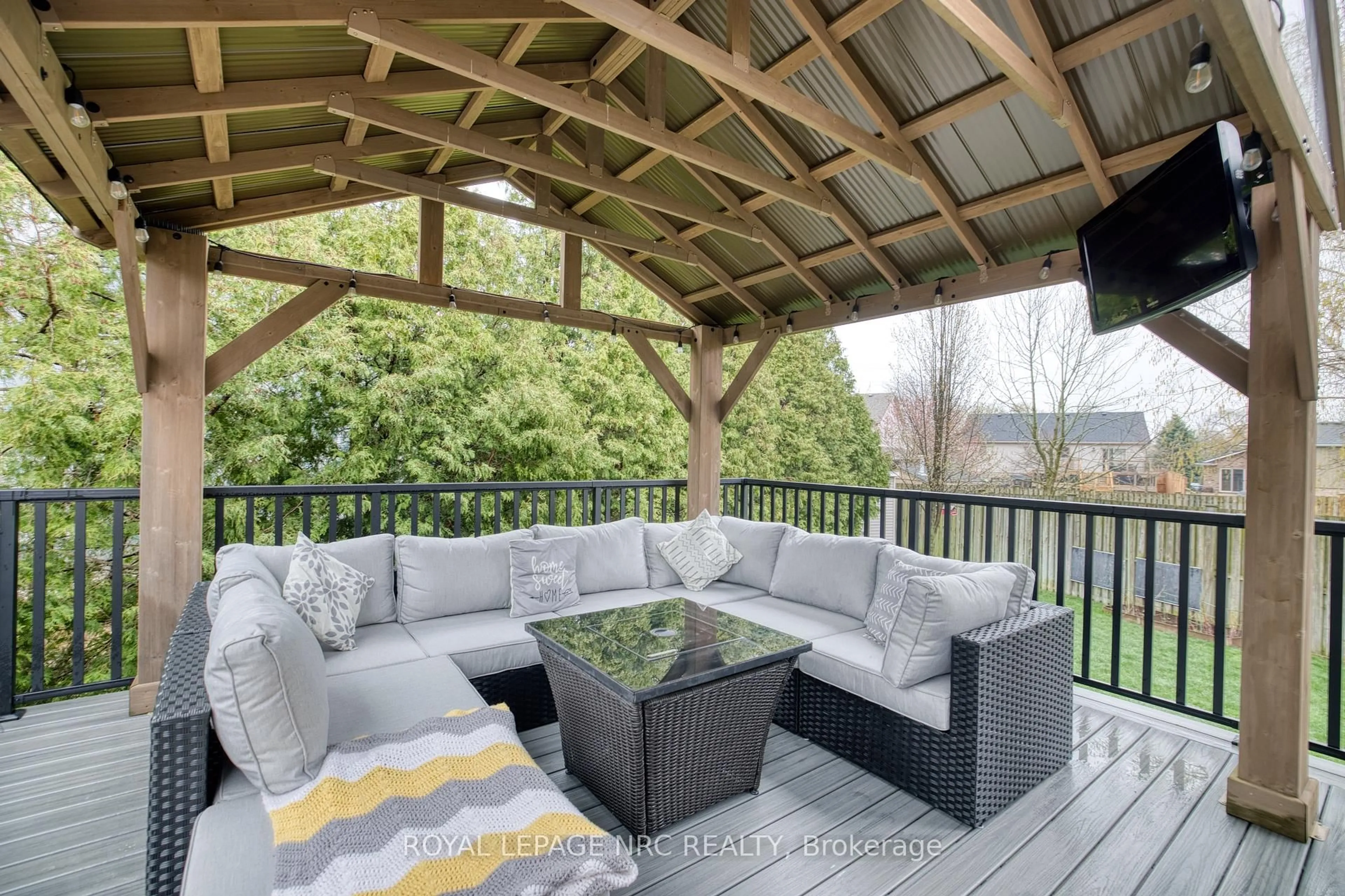 Patio, water/lake/river/ocean view for 2343 JESSIE Cres, Niagara Falls Ontario L2J 4J7