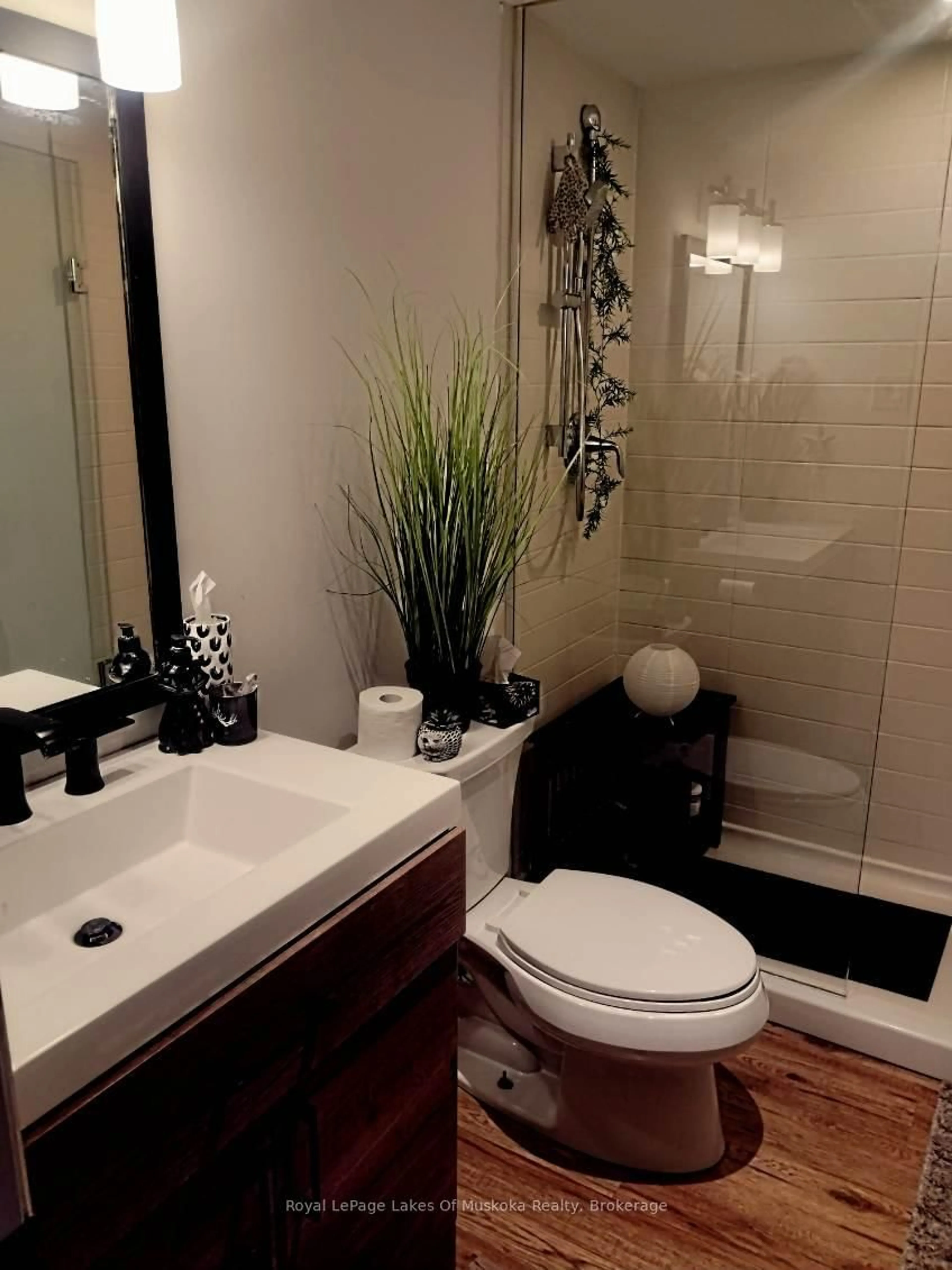 Contemporary bathroom, unknown for 54 Summit DRIVE Dr #301, Huntsville Ontario P1H 2E8