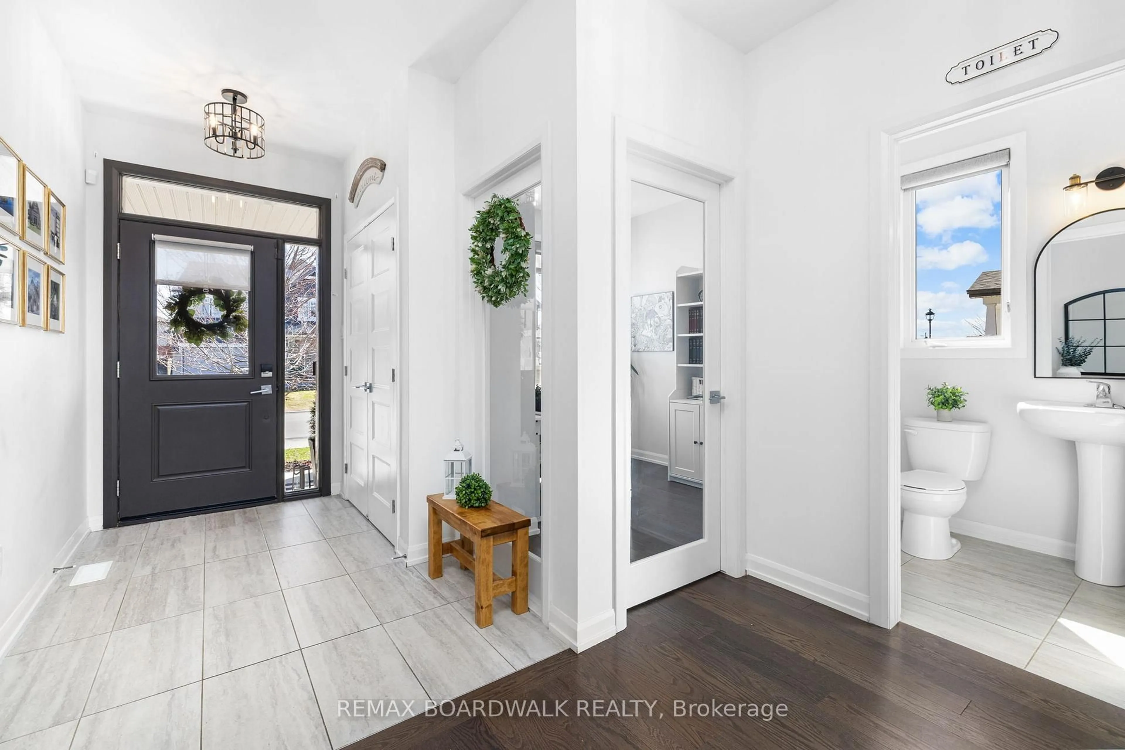 Indoor entryway for 93 Morris St, Carleton Place Ontario K7C 0E8