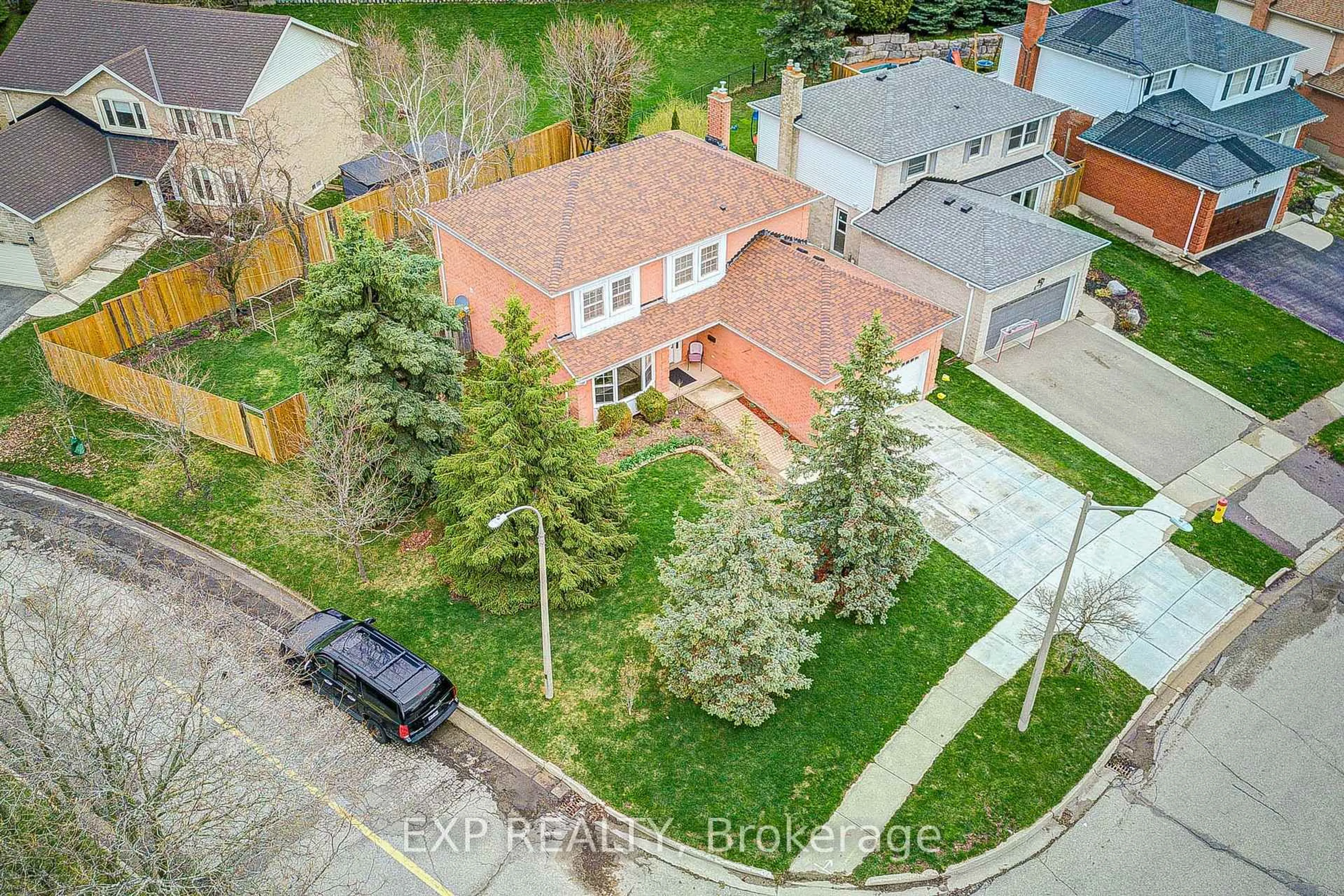 A pic from outside/outdoor area/front of a property/back of a property/a pic from drone, street for 207 Stoke Dr, Kitchener Ontario N2N 2C3