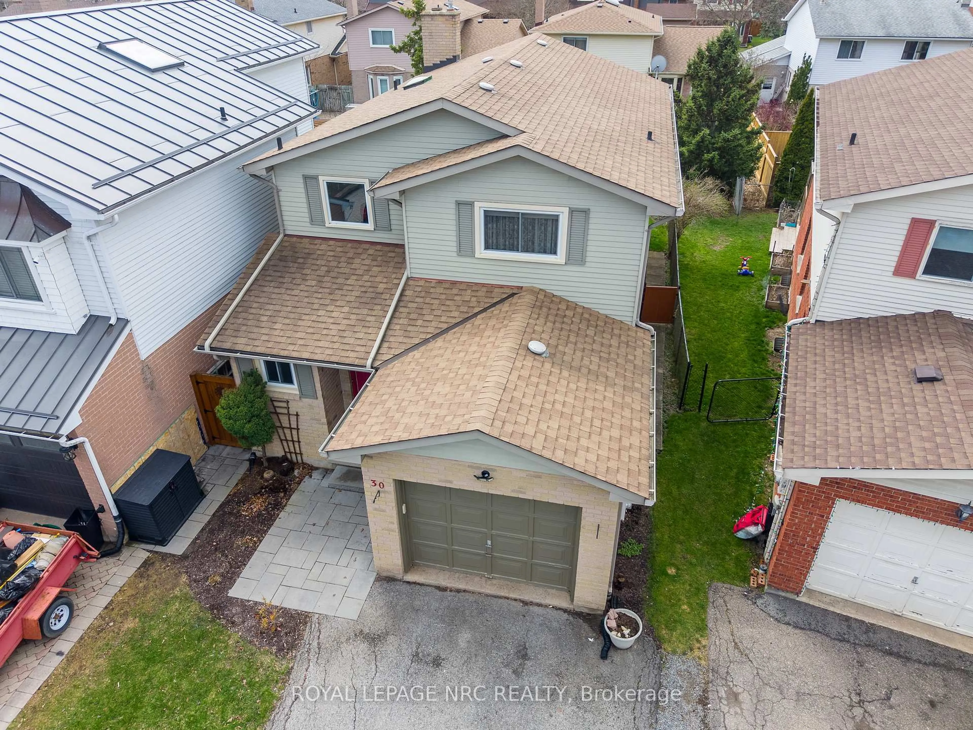 A pic from outside/outdoor area/front of a property/back of a property/a pic from drone, street for 30 BAXTER Cres, Thorold Ontario L2V 4R6