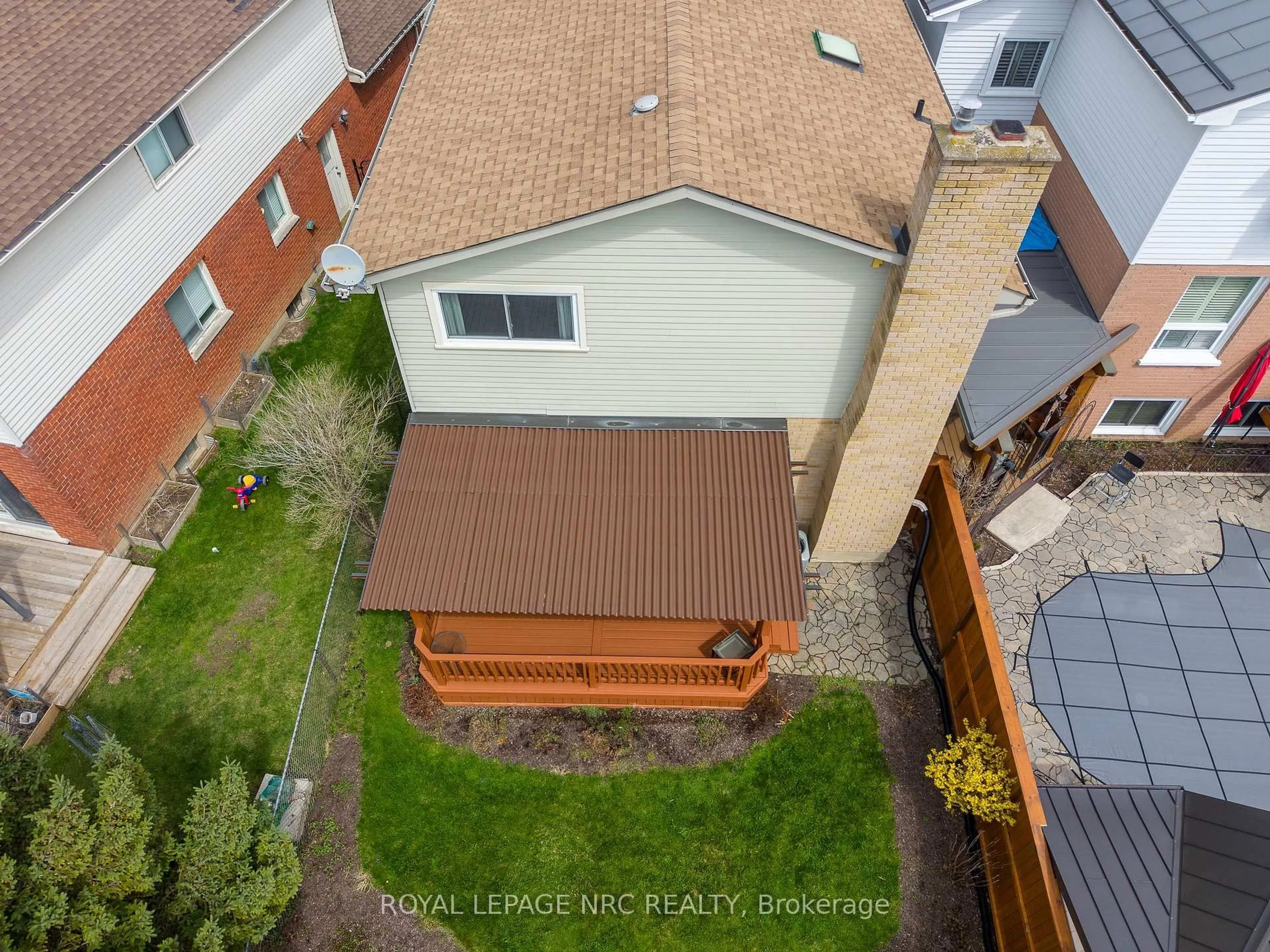 A pic from outside/outdoor area/front of a property/back of a property/a pic from drone, unknown for 30 BAXTER Cres, Thorold Ontario L2V 4R6
