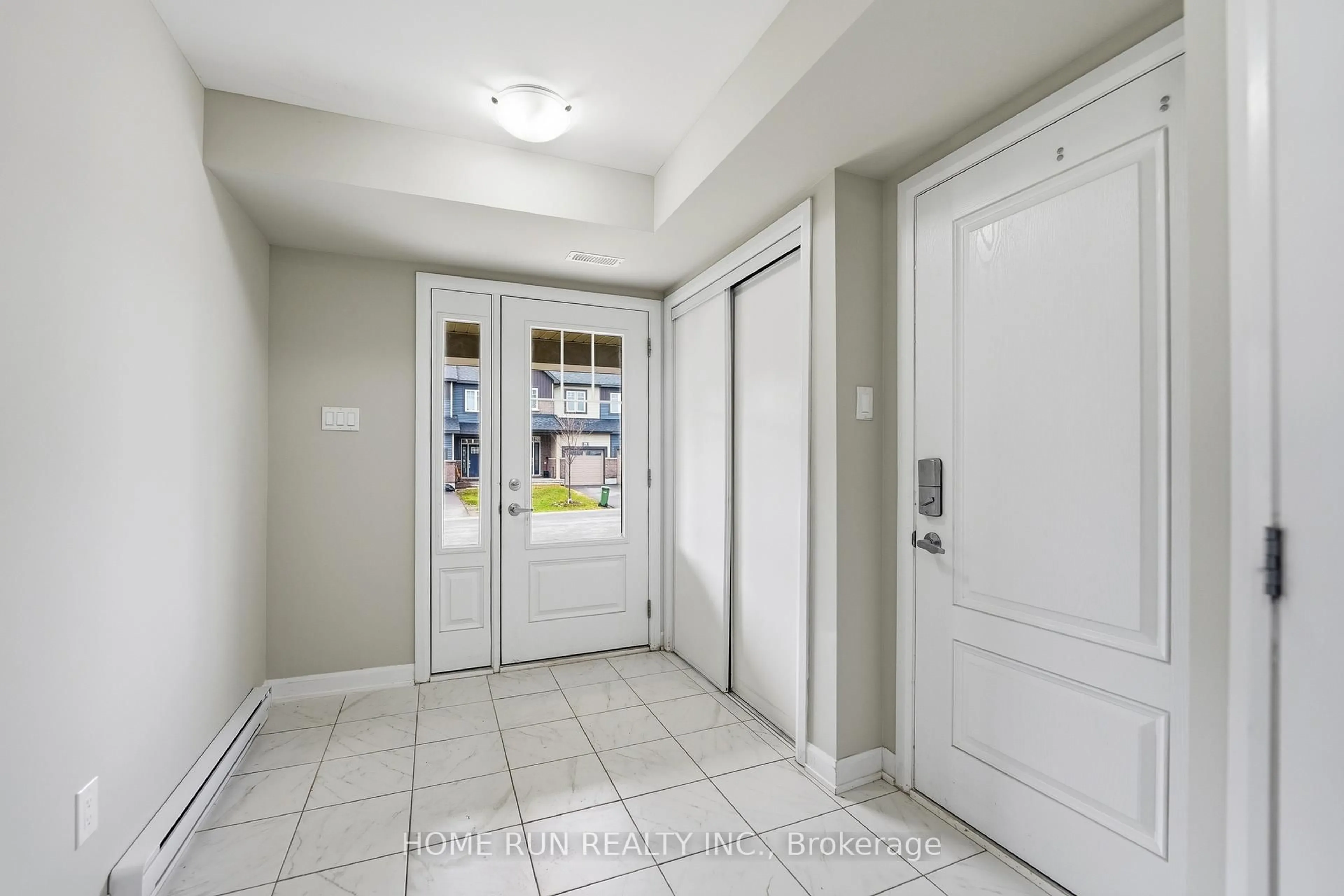 Indoor entryway for 60 Teelin Circ, Ottawa Ontario K2J 6T9
