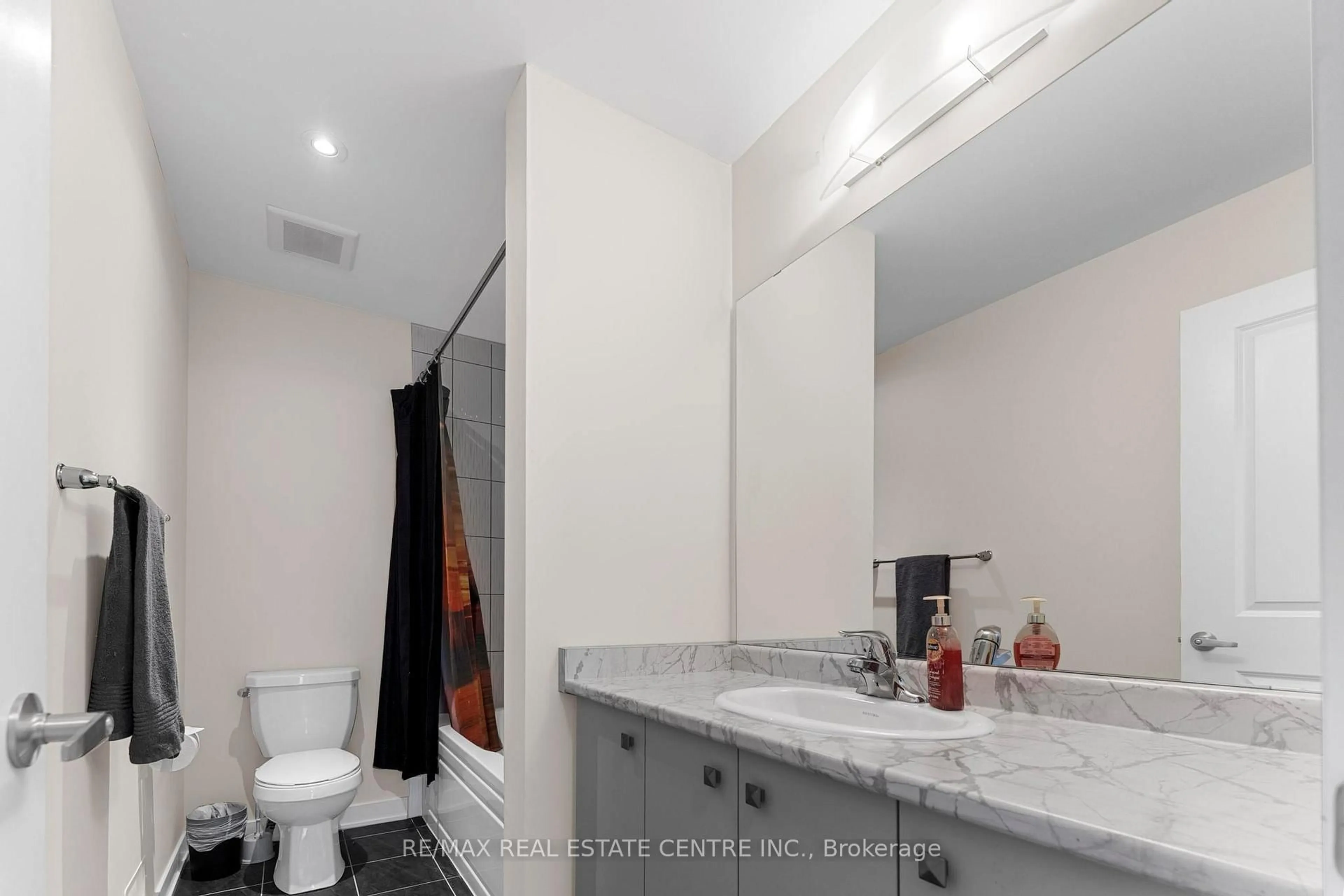Standard bathroom, ceramic/tile floor for 17 Downriver Dr, Welland Ontario L3B 0M5