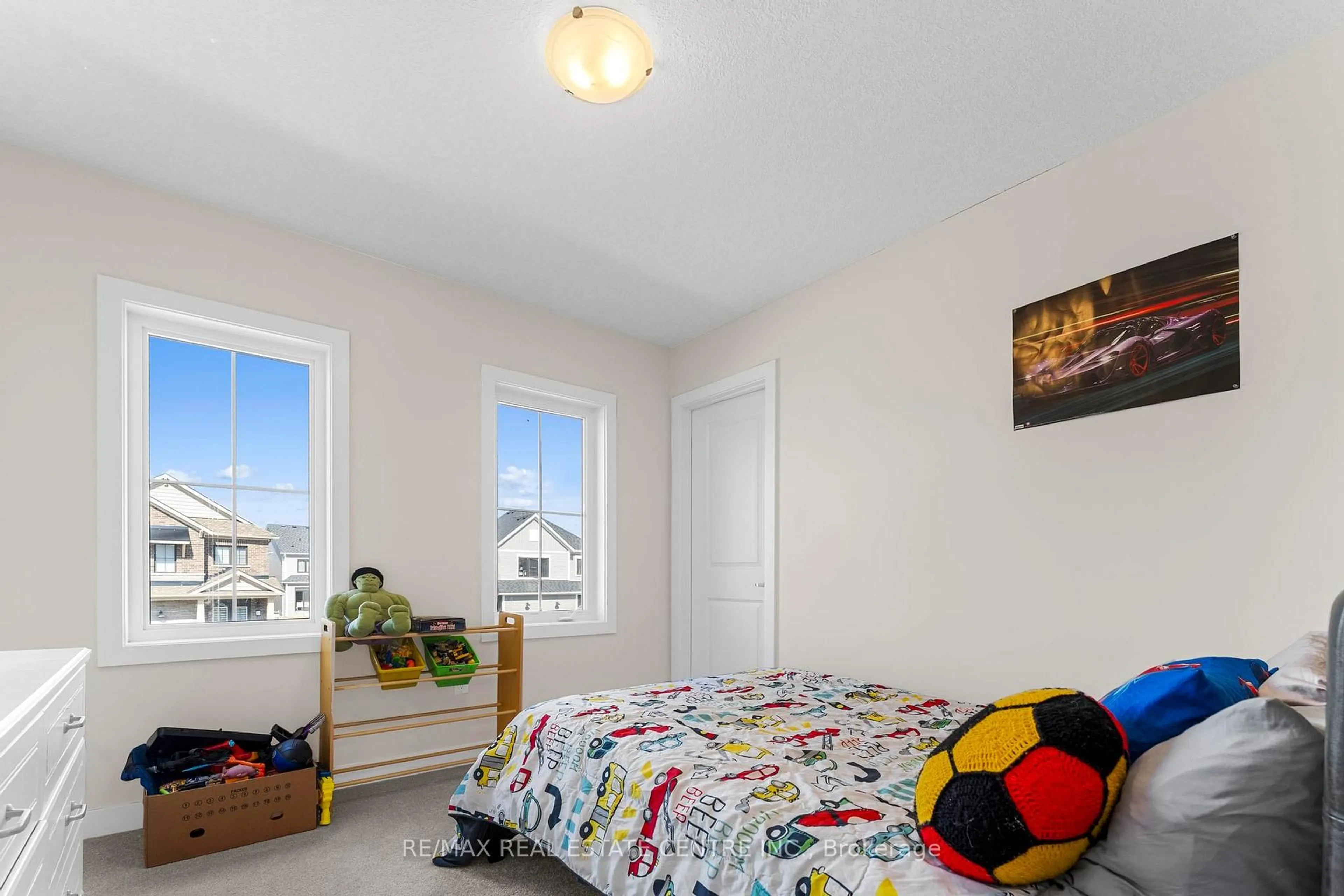 Bedroom with bed, unknown for 17 Downriver Dr, Welland Ontario L3B 0M5