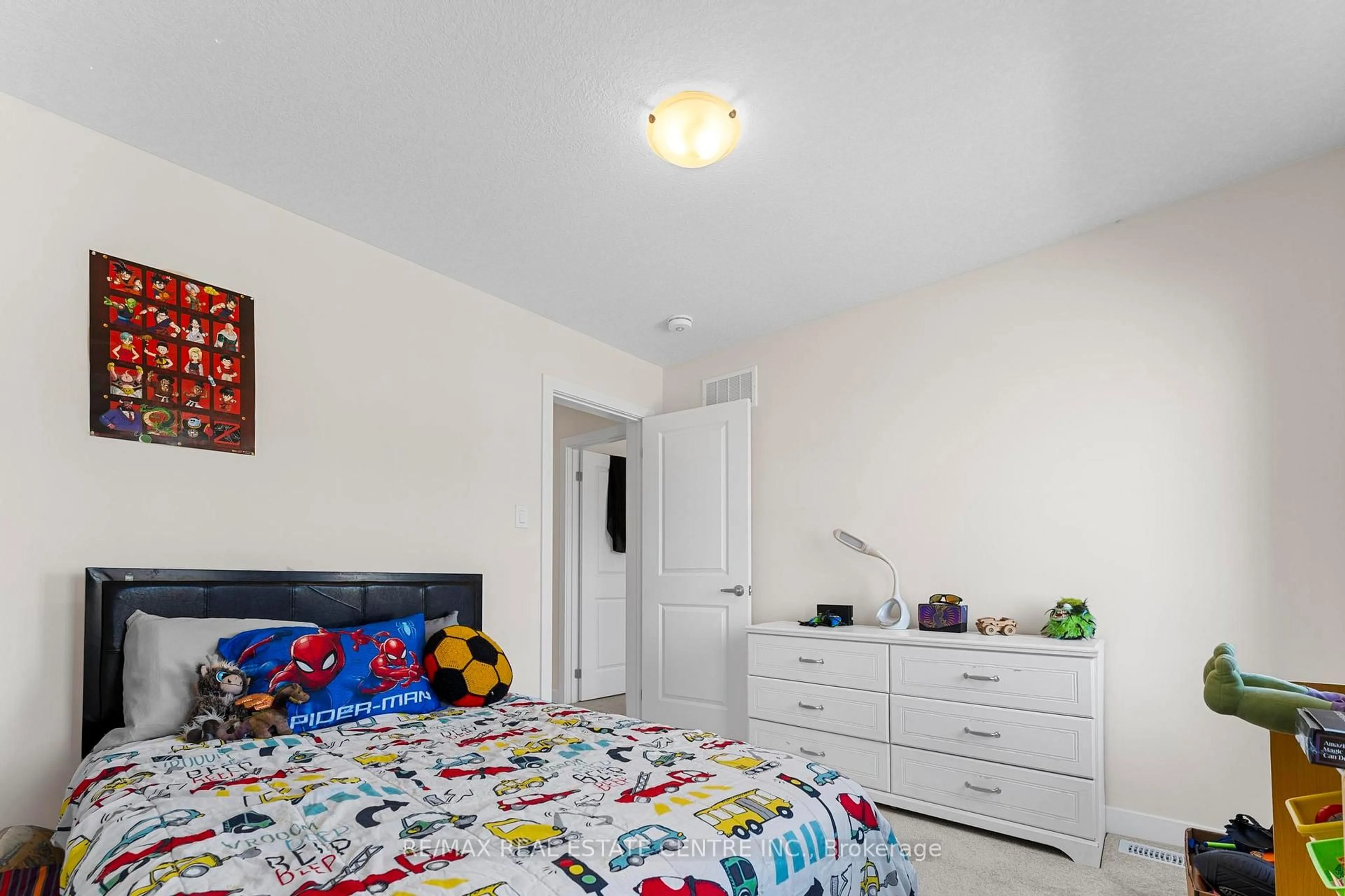 Bedroom with bed, unknown for 17 Downriver Dr, Welland Ontario L3B 0M5