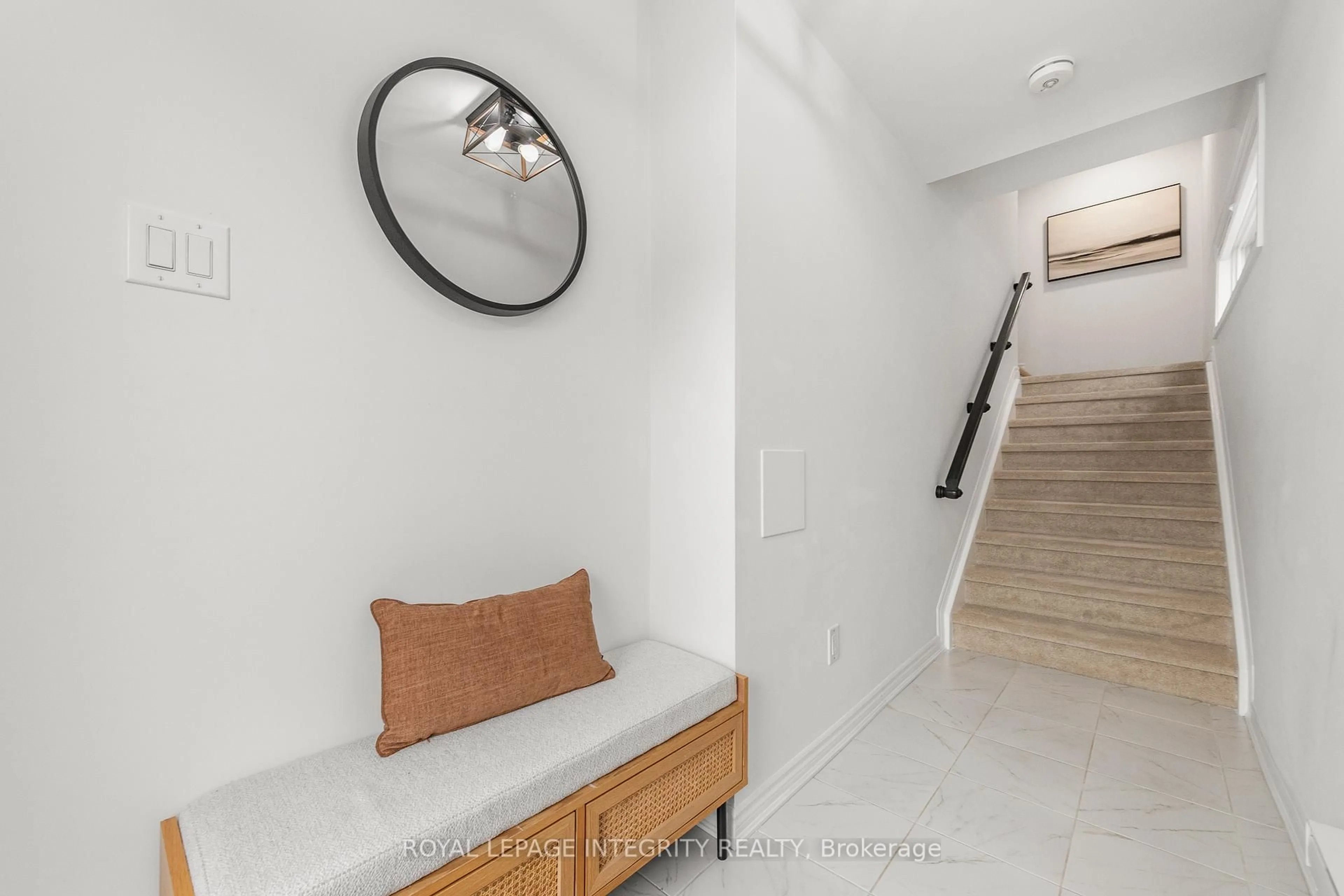 Indoor entryway for 541 Takamose Private #138, Ottawa Ontario K1K 5A5