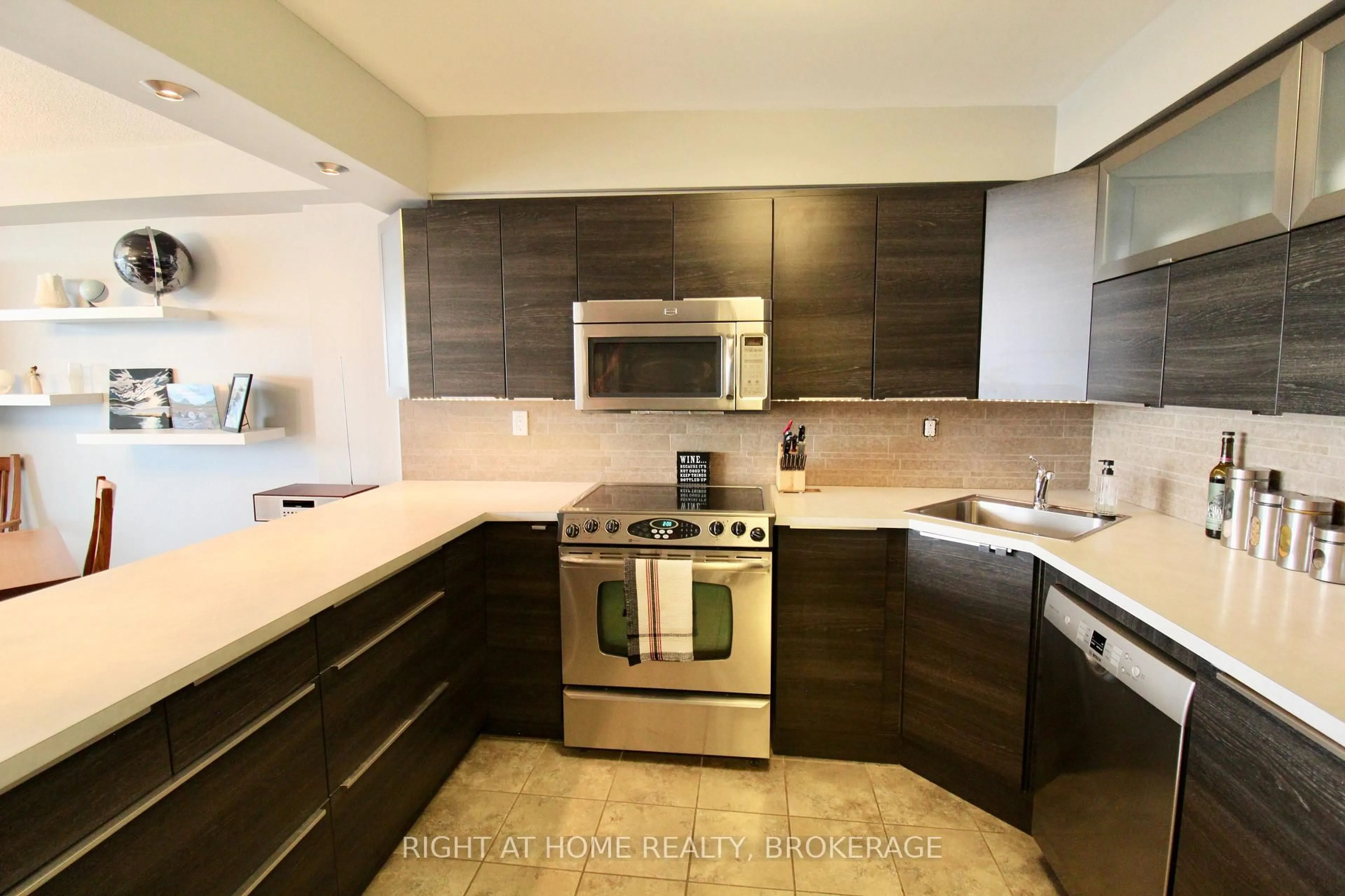 Standard kitchen, ceramic/tile floor for 162 Martindale Rd #801, St. Catharines Ontario L2S 3S4