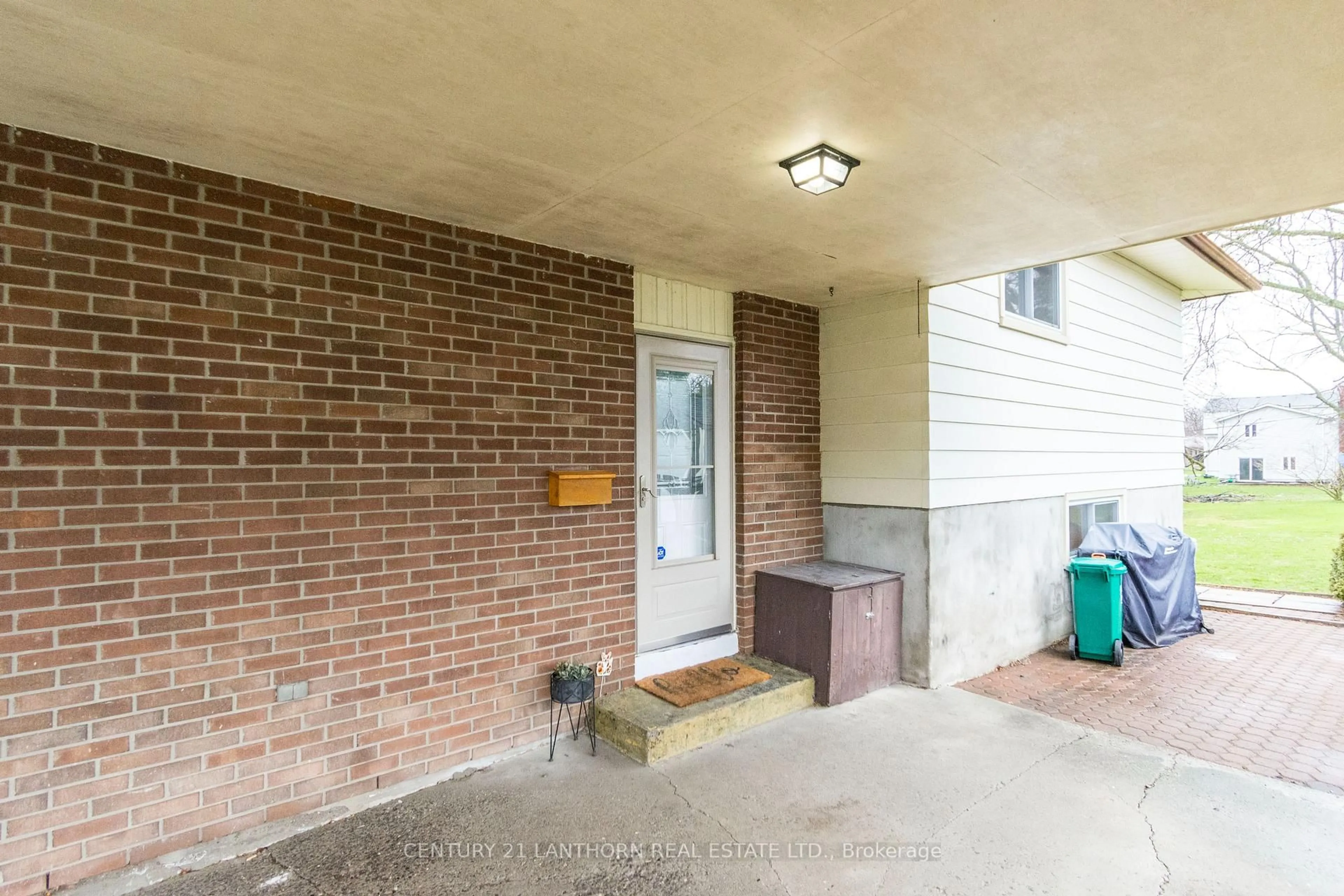 Indoor entryway for 18 Glendale Rd, Belleville Ontario K8P 4H5